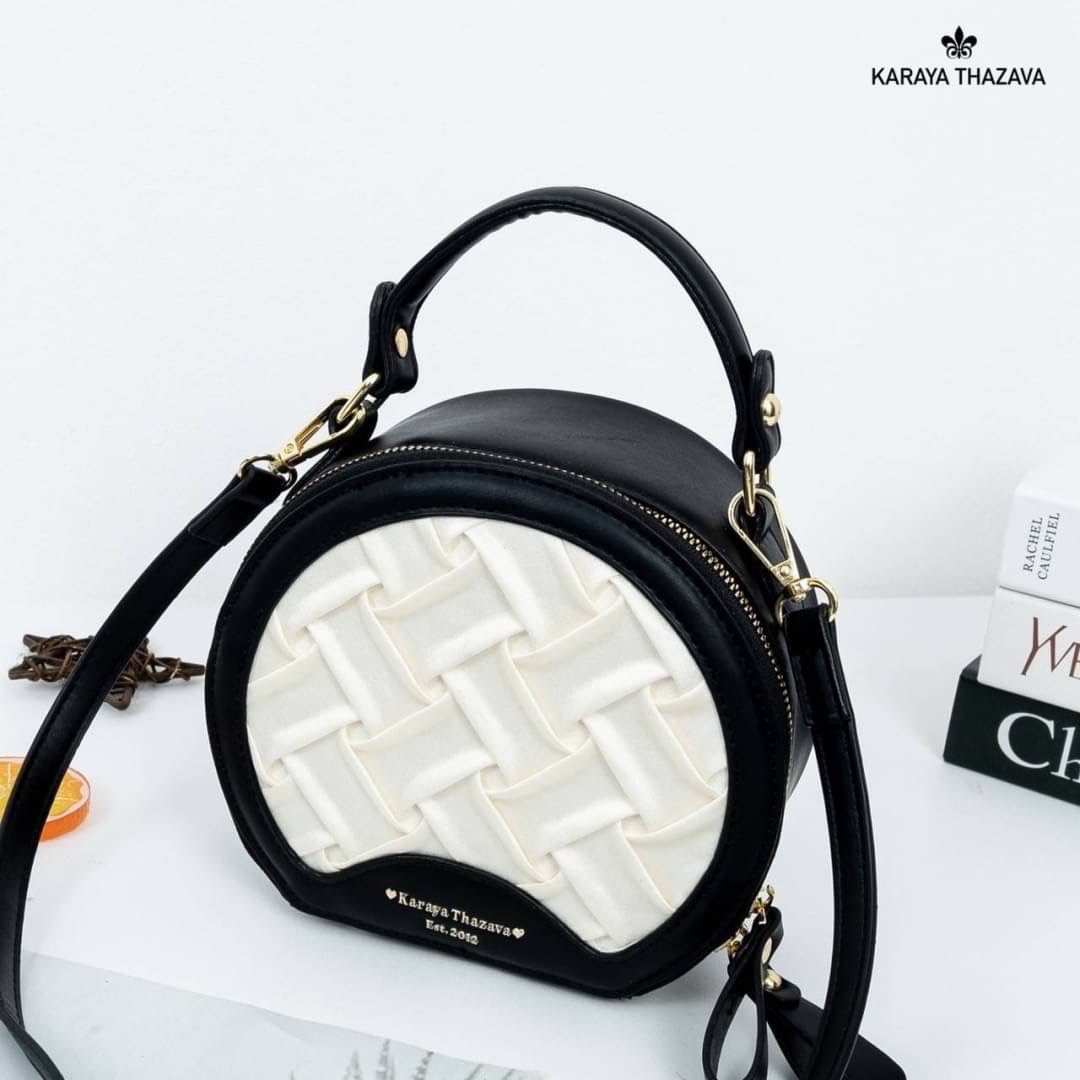 แบรนด์แท้ Karaya ทรงกลมน่ารัก สีสวย มี 2 ช่องใช้งาน ถือได้สะพายข้างได้ งานขายดีคะ ทรงสวยขนาดกำลังน่ารัก