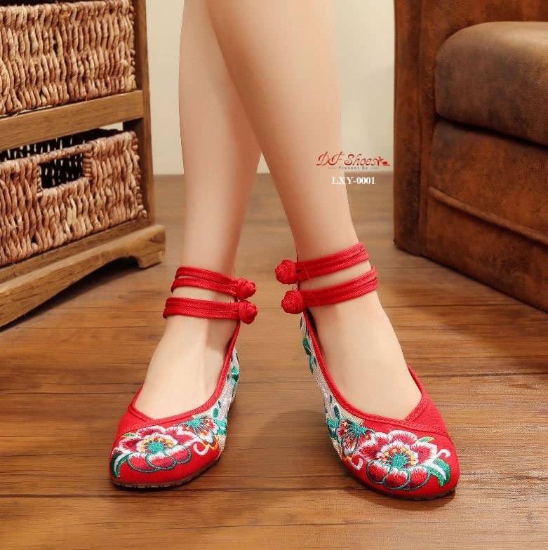 สินค้าพร้อมส่ง ต้อนรับเทศกาลตรุษจีน รองเท้าปักรัดข้อนำเข้า วัสดุผ้าแคนวาส น้ำหนักเบา ใส่สบายค่ะ เสริมส้นด้านใน พื้นยางกันลื่น ห้ามพลาดนะคะ