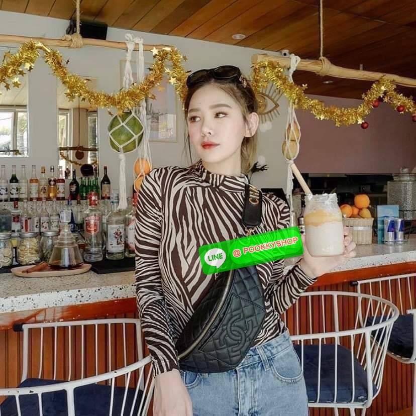พร้อมส่งรุ่นยอดฮิต! Chanel Waist Bag With Chain VIP Gift With Purchase (GWP) รุ่น Limited พรีเมี่ยม Chanel Perfume Counter กระเป๋าสะพาย คาดเอว หรือคาดอกรุ่นใหม่ล่าสุดวัสดุหนังคาเวียร์ลายตารางเปิดปิดด้วยซิปห้องอะไหล่แบรนด์ สะดวกใช้ ภายในมีโลโก้ ใส่มือถือ i
