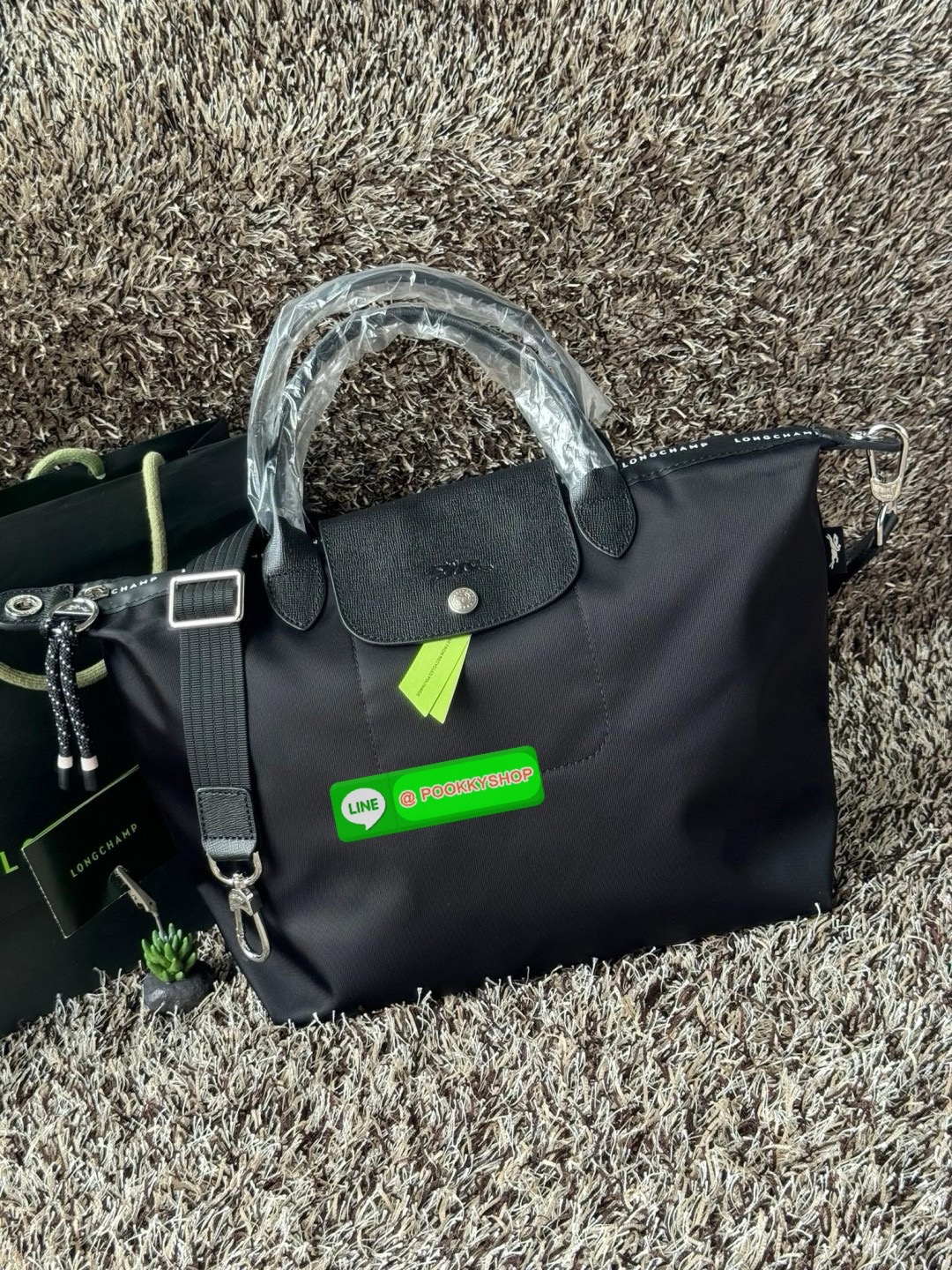 Large Longchamp LE PLIAGE ENERGY L HANDBAG LE PLIAGE รีไซเคิล ECONYLสไตล์สปอร์ต ทันสมัย และใช้งานได้จริง น้ําหนักเบา กระเป๋าใบนี้เป็นเครื่องประดับที่มีเสน่ห์ในอุดมคติที่จะติดตามคุณในทุกกิจกรรมยามเย็นของคุณ มาพร้อมกับสายสะพายไหล่ปรับได้ สามารถพกพาได้ ทั้งแ