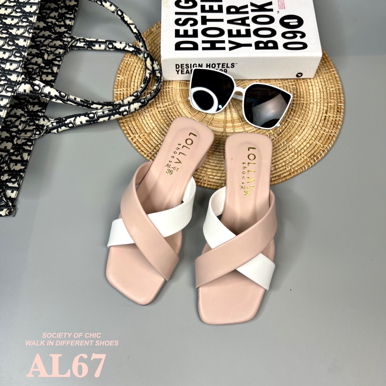 เน้นใส่สบายเดินทั้งวันแบบไม่เมื่อย ส้นมาการองสูงเพียง 1.5 นิ้ว หน้าสวมหนังนิ่ม แบบไขว้ แต่งสีทูโทน 5 สี เบาๆ ใสๆ ใส่ได้ทุกสีผิว