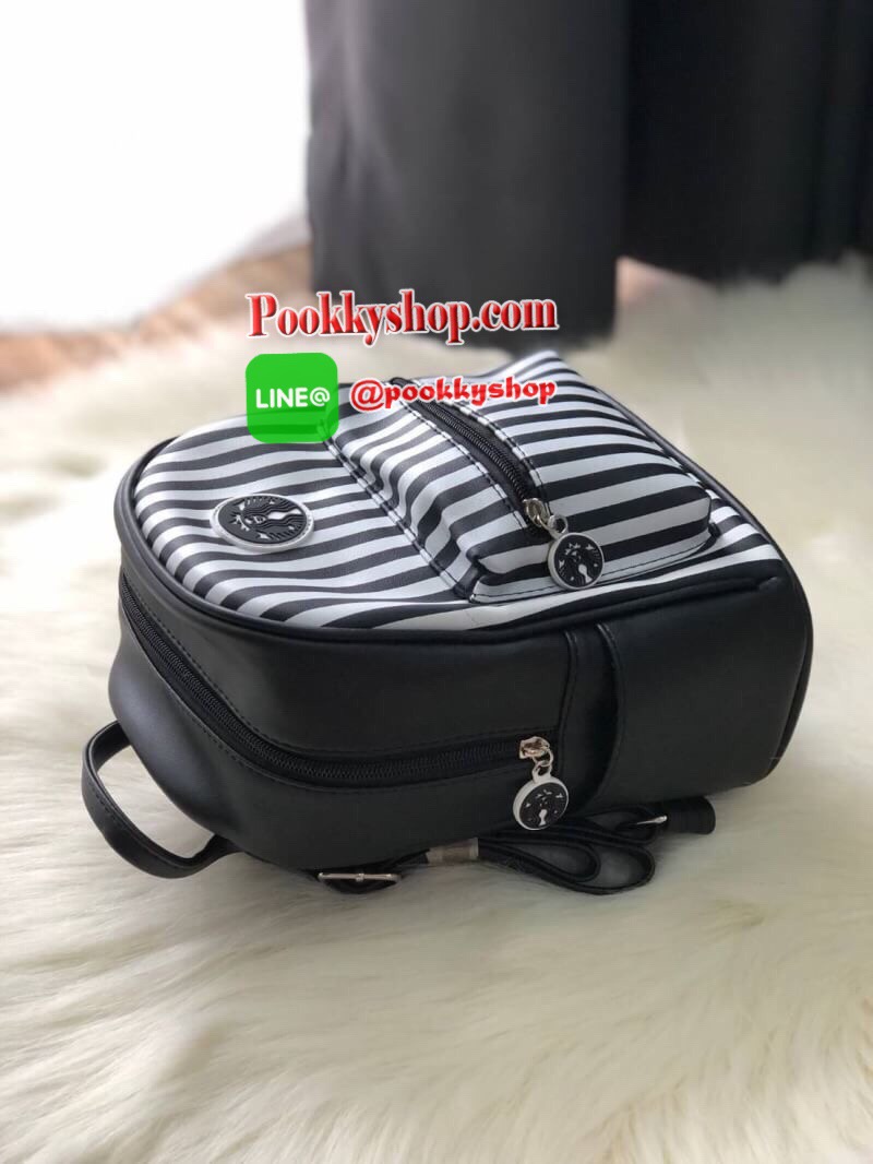 STARBUCKS BACKPACK กระเป๋าเป้สุดน่ารัก ขนาดกำลังพอเหมาะสำหรับใส่ของระหว่างวัน และช่องจัดเก็บอีกหลากหลายรูปแบบ ดีไซน์สวยนับเป็นอีกหนึ่งกระเป๋าเป้ที่พร้อมให้คุณได้สะพายออกไปข้างนอกได้ทุกวันอย่างมั่นใจ เพราะแมทช์เข้ากับทุกลุค รุ่นนี้แนะนำเลยค่า