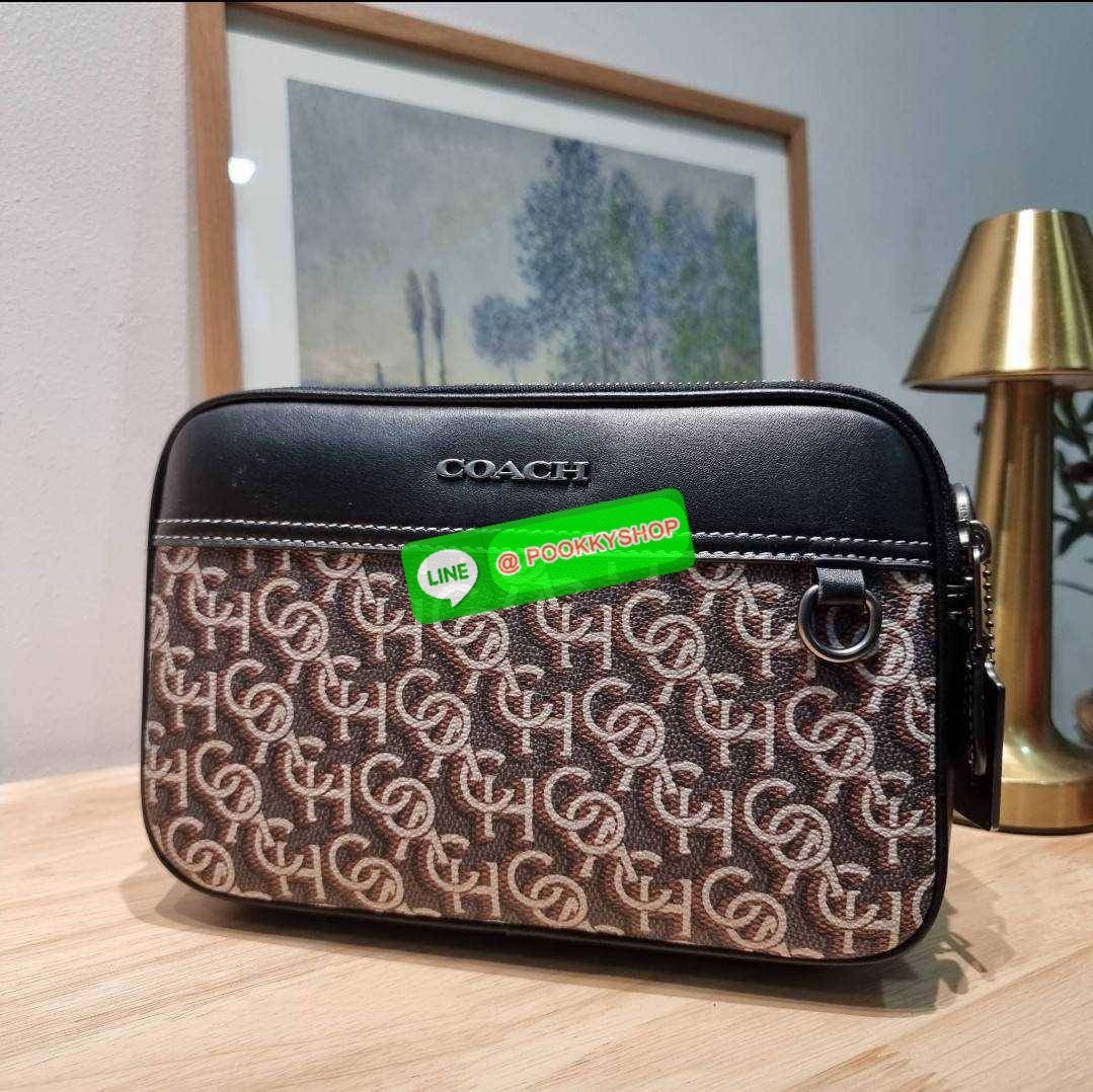 COACH CF484 GRAHAM CROSSBODY WITH COACH MONOGRAM PRINT 🔆 Details ใหม่ล่าสุด กับดีไซน์โฉมใหม่ ที่เปลี่ยนลุคไปเลย กระเป๋าครอสบอดี้ทรงยอดฮิตสุดคลาสสิค ใช้งานง่ายและสะดวก ด้านหลังมีช่องย่อย เปิด-ปิดด้วยซิปหลัก 2 ช่อง แบ่งสัดส่วน ภายในเป็นช่องโล่ง ใส่ข