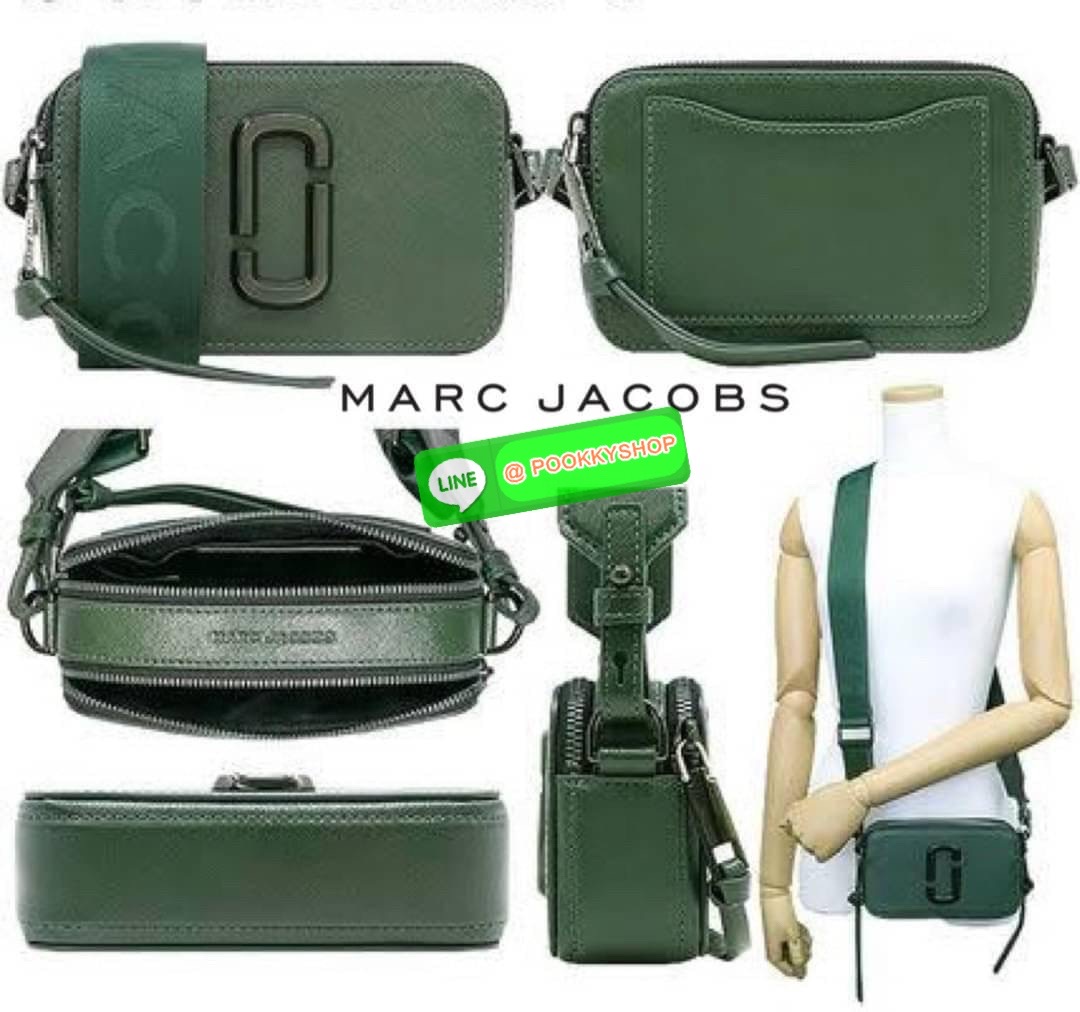 💕 Marc Jacobs Snapshot Bag กระเป๋าแบรนด์ดังจากสัญชาติอเมริกัน นับได้ว่ารุ่นนี้เป็นรุ่นทรงฮิตของ marc jacobs เลยทีเดียว โดยด้านหน้ากระเป๋าจะเป็นโลโก้แบบโลหะที่เป็นสัญลักษณ์ของแบรนด์นี้ มาพร้อมสายสะพายที่จะสะพายยังไงก็ดูโดดเด่น เพราะขนาดใหญ่ที่สกรีน