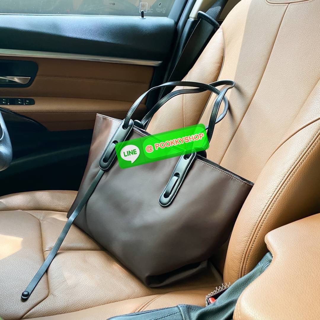 มองหากระเป๋าใบใหญ่แต่น้ำหนักเบาอยู่ไหมคะ ทรงเรียบแต่สวยดูดีมาก ดีไซน์น้อยแต่มาก ใบนี้เป็นสีพื้นที่ดูสวยแพงค่ะ สะพายไหล่แล้วดูเพรียวบาง วัสดุไนล่อน reflect เล่นแสงเงา กับรุ่น นอริส (Noris) ด้านในบุผ้าโพลีเอสเตอร์อย่างดี งานเย็บปราณีตมากค่ะใบนี้ มาพร้อมกระเ