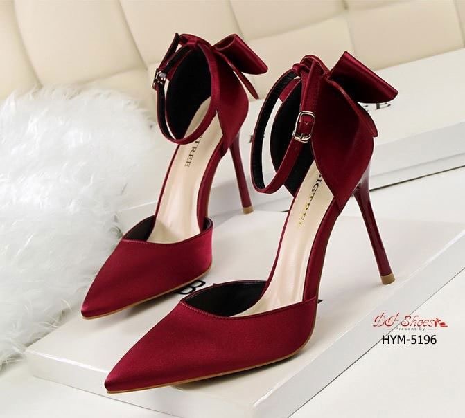 สินค้าพร้อมส่ง รองเท้าส้นสูงหัวแหลมรัดข้อนำเข้า วัสดุหนัง PU บุผ้าซาตินด้านนอก ดีไซน์โบว์ด้านหลัง เรียบหรู งานคุณภาพดีมาก งานจริงเหมือนรูป แมทง่ายกับทุกชุด ใส่ออกงานก็สวยหรูค่ะ