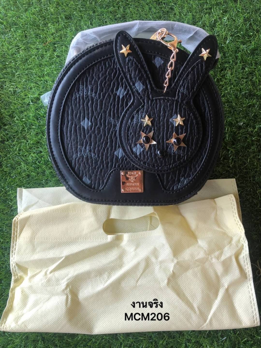 กระเป๋าสะพายทรงกลมสไตล์mcm งานนำเข้าน่ารักสุดๆ ทรงกลมแข็งแรง อยู่ทรง ซิปดี ด้านในกว้าง สายสะพายถอดได้ ถือก็น่ารัก เด่นสุดพร้อมด้วยปอมเข้ากัน แต่งหมุดแน่นๆ สวยอย่าบอกใคร