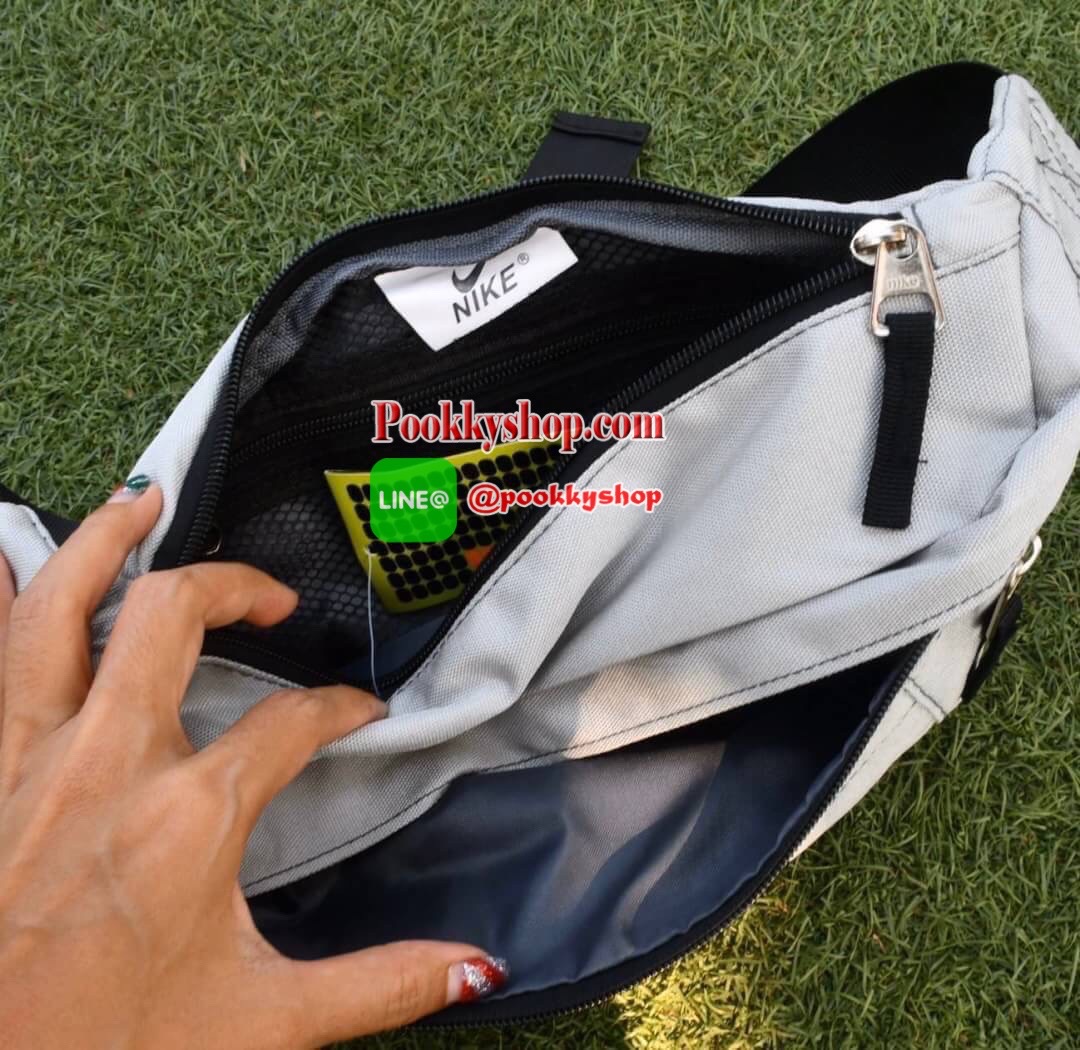 NIKIE TECH HIP PACK กระเป๋าขนาดพอเหมาะ คาดเอว สะพายข้าง เปิดปิดด้วยซิป 3 ช่อง (2 ช่องใหญ่ 1 ช่องเล็ก) วัสดุNylon น้ำหนักเบา โลโก้ด้านหน้า Nike เด่นชัด ภายในมีช่องใหญ่บนสุด มีช่องซิปเล็ดตาข่ายอีก 1 ช่อง จุของได้เยอะ สายคาดปรับได้ฟรีไซด์ สามารถใส่ไปเที่ยวแบ