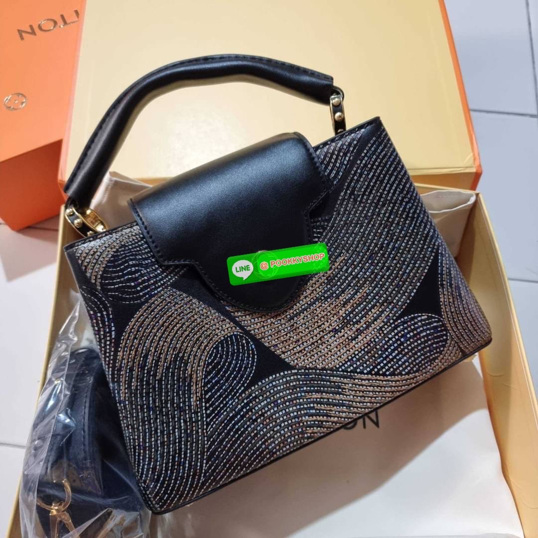 NEW IN!! LV capucines top handle วีไอพีพรีเมี่ยมกิ๊ฟจากเคาน์เตอร์ ที่สุดของความสวยในราคาเบาๆ กระเป๋าถือสุดหรู ดีไซน์ทรงคลาสสิค พร้อมลวดลายหรูหรา มาพร้อมหูจับในตัว ด้วยรูปทรงวินเทจและวัสดุหนังแท้ ขับผิว ทำให้ไอเท็มนี้สะกดทุกสายตาจริงๆ และยังมีลูกเล่นที่ฝาป