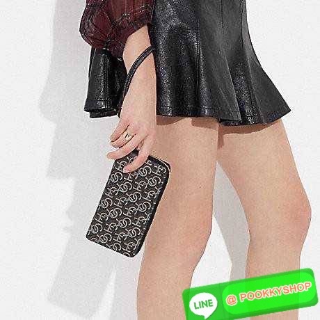 COACH CF521 LONG ZIP AROUND WALLET WITH SIGNATURE MONOGRAM 🔆 Details กระเป๋าสตางค์ใบยาว คอลเลคชั่นใหม่ กับดีไซน์ใหม่ ฉีกกฏทุกการดีไซน์ ด้วยลวดลายโมโนแกรมรอบใบโดดเด่น สะดวกใช้งานด้วยสายคล้องมือที่สามารถถอดออกได้ พกพกง่ายที่สุด รูดใช้งานด้วยซิปรอบใบ