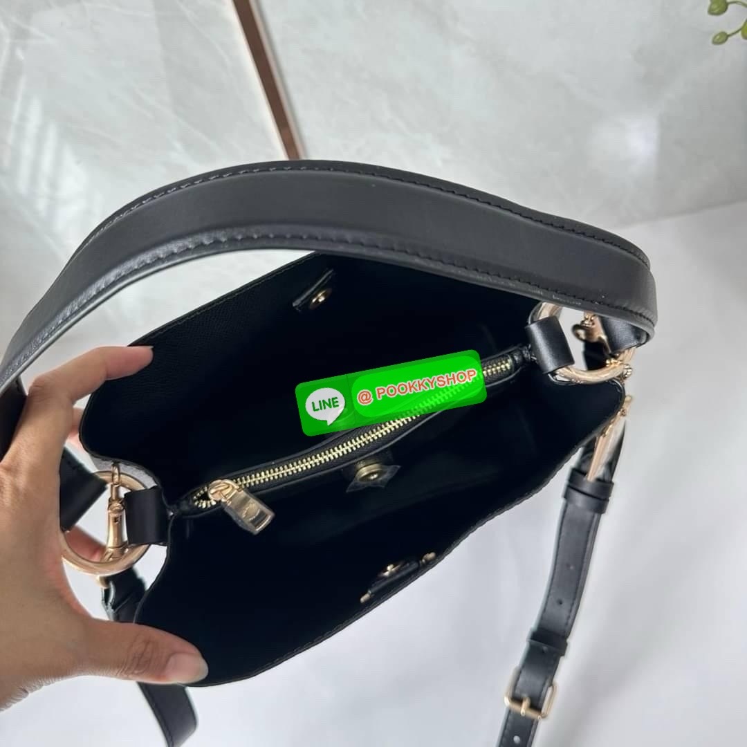 COACH TOWN BUCKET BAG IN SIGNATURE CANVAS (COACH 91512) 🔖 กระเป๋าสะพาย/ถือบัคเกต รุ่นคลาสสิคตลอดกาลไม่เอ้าท์ 🔖วัสดุ: แคนวาส ตัดหนังแท้ 🔖เปิด-ปิด กระเป๋าด้วยกระดุมแม่เหล็ก ภายในช่องโล่ง มีช่องซิปแบ่งตรงกลาง แยกเก็บของได้อย่างเป็นสัด