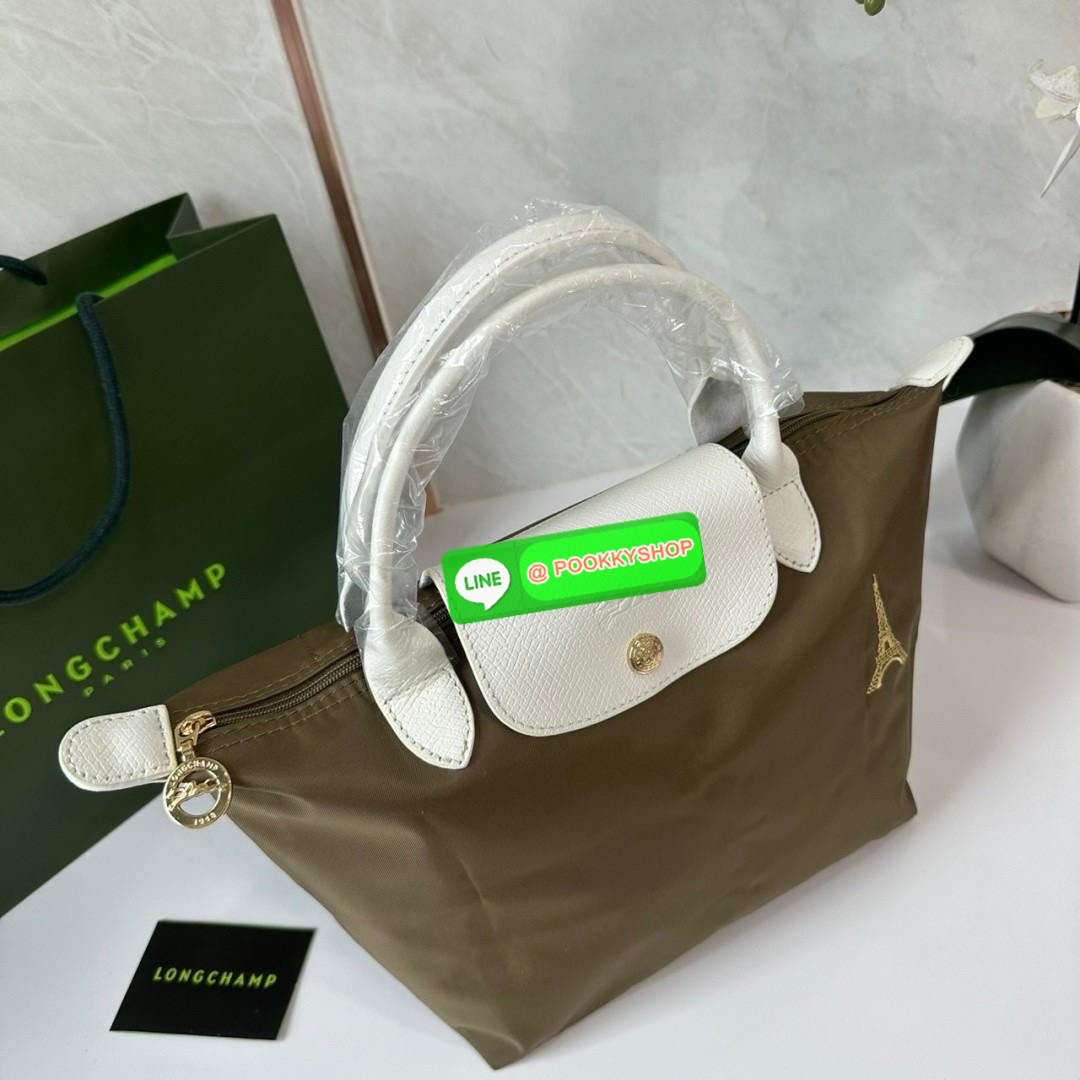 Longchamp Le Pliage Eiffel Tower Tote Bag S 🔖 Collection ใหม่ล่าสุดโดดเด่นด้วยลายปักหอไอเฟลขนาดกระทัดรัดจุของได้เยอะ 🔖วัสดุ : ไนลอนกันน้ำ 🔖เปิด-ปิด ด้วยฝาปิดกระดุมแป๊กมีซิปปิดด้านบน ภายในช่องโล่งกว้างสามารถใส่ iPad ได้ มีช่องแยกด้า