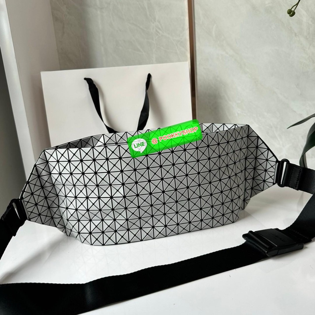 BaoBao Issey Miyake baton belt bag 🔖กระเป๋าคาดเอว/คาดอก เอกลักษณ์โดดเด่นตลอดทั้งใบ สุดเทห์ น้ำหนักเบาพกพาสะดวก 🔖วัสดุ: โพลียูรีเทนผสมหนัง 🔖เปิด-ปิดแบบซิปบน และมีช่องซิปด้านหน้า ภายในมีช่องแยกสัดส่วน 2 ช่อง ซับในผ้าไนลอน 🔖สา