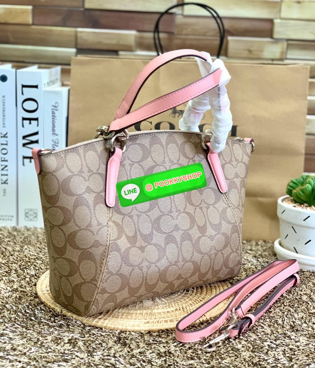 COACH 28989 KELSEY IN SIGNATURE CANVAS SHOULDER BAG กลับมาอีกครั้ง คุณภาพเต็ม100 เหมือนเดิม ไม่หักเลยจ้าา กระเป๋าทรงพัด หิ้วหรือสะพายข้างได้ หนังแท้ลายแคนวาส หนังนิ่มมากๆ สัมผัสแล้วคือใช่เลยจ้าา! เปิด-ปิดกระเป๋าแบบซิป ปากกระเป๋ากว้างหยิบจับสัมภาระง่าย ภาย