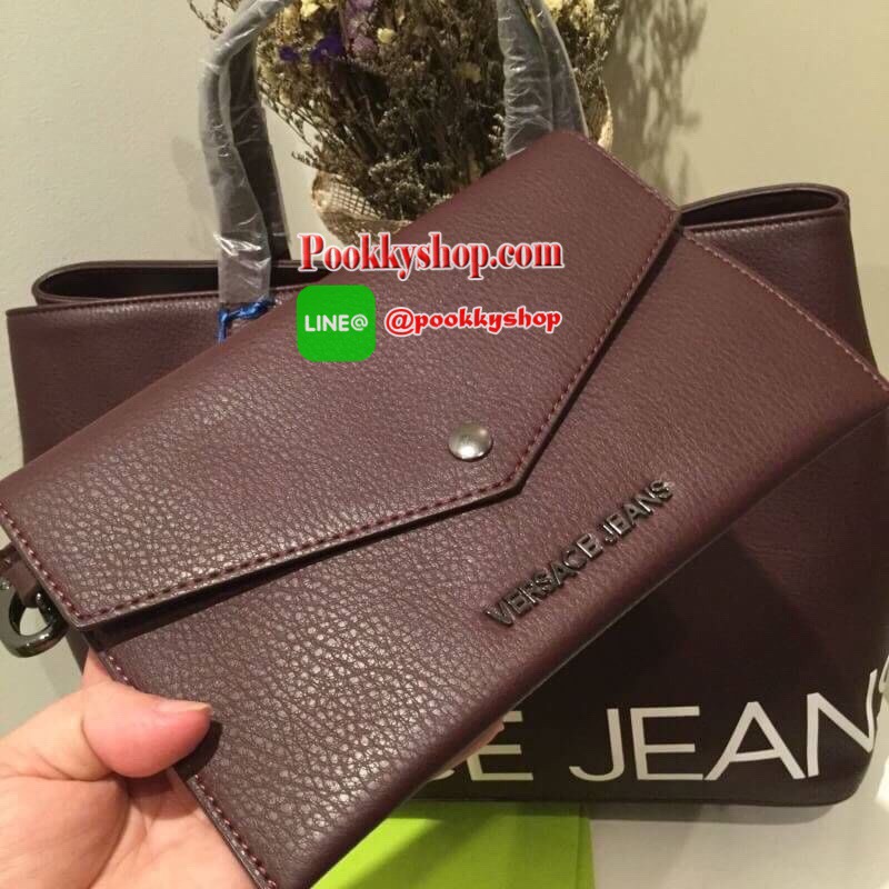VERSACE JEANS TOTE BAG(VJ) กระเป๋าสะพายจากแบรนด์ดัง วัสดุ PU คุณภาพดี นิ่ม ด้านหน้าตกแต่งด้วยโลโก้แบรนด์สวยโดดเด่น ด้านในโล่งกว้าง มีช่องซิปและช่องใส่ของหลายช่อง ซับในลายแบรนด์ รุ่นนี้มาพร้อมกระเป๋าใบเล็กสำหรับใส่ของจุกจิกอีก1ใบ แยกใช้ได้ สาวๆที่ชอบใบใหญ่