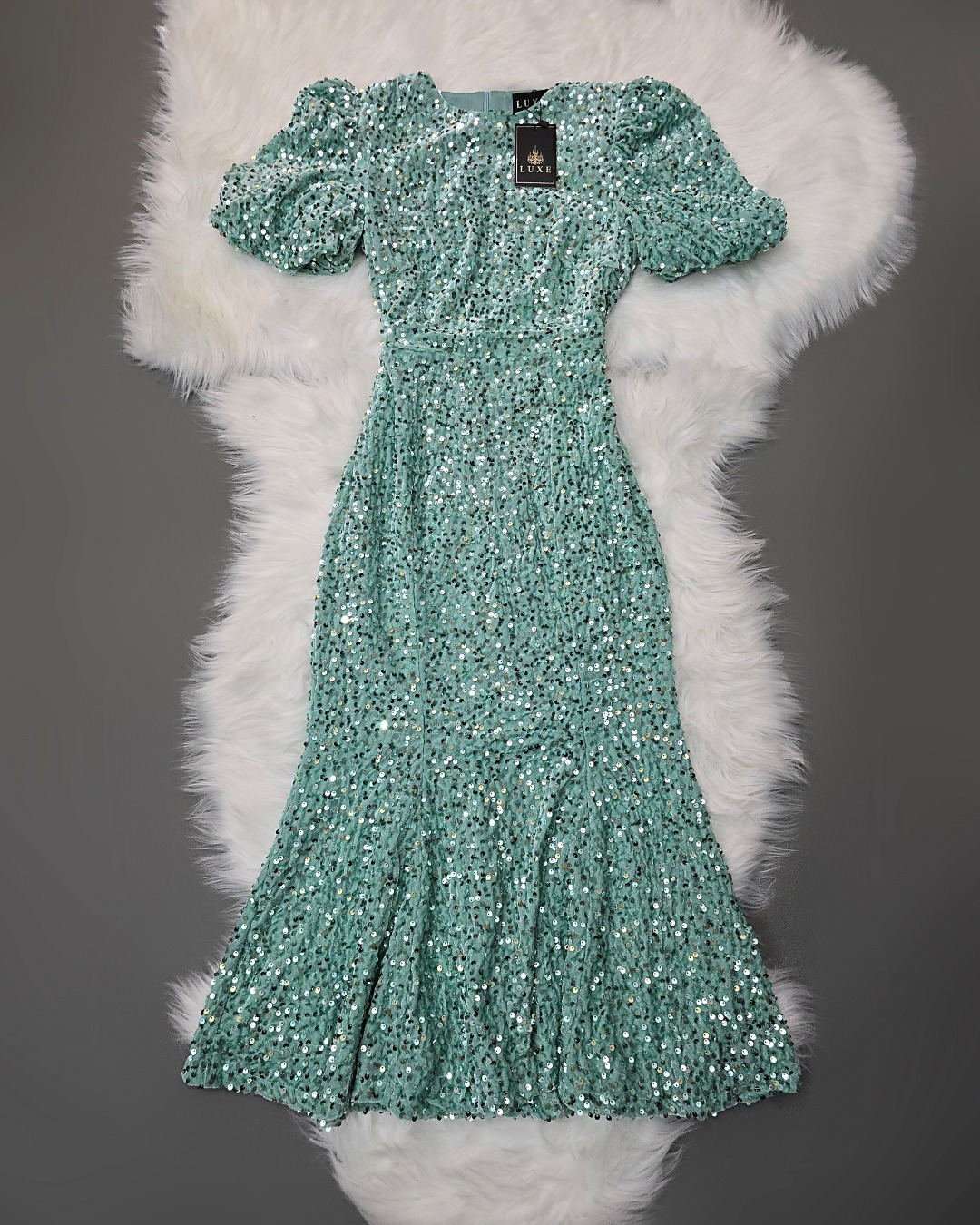 เดรสเสื้อคอกลม แขนสั้นปลายแขนพอง ชายกระโปรงบานเล็กน้อย