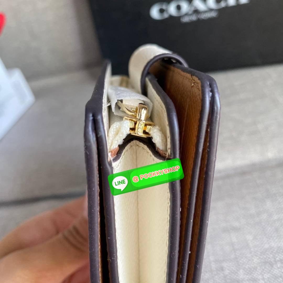 COACH 6390 MEDIUM CORNER ZIP WALLET กระเป๋าสตางค์ใบกลาง สีพื้นเรียบหรู วัสดุcrossgrain ภายในมีช่องใส่บัตรและธนบัตรได้ทุกชนิด มีช่องซิปใส่เหรียญ ขนาดกะทัดรัดพกพาง่าย คนชอบจัดระเบียบกระเป๋าสตางค์แนะนำเลยจ้า