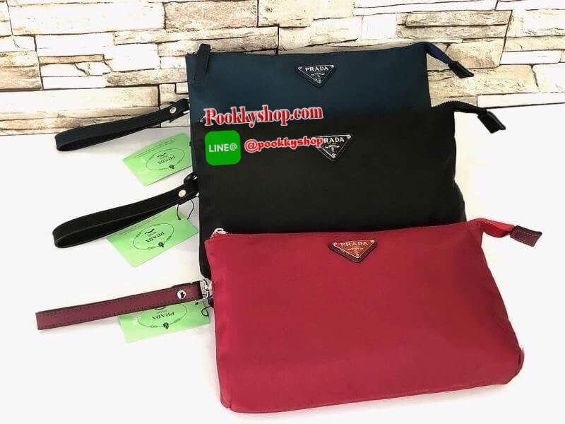 MUST HAVE! PRADA NYLON GIFT WITH PURCHASE CROSSY BAG กระเป๋าคล้องมือ พรีเมี่ยมกิ้ฟจากเคาน์เตอร์ต่างประเทศรุ่น Limited วัสดุ Nylon เนื้อหนาคุณภาพดีตามแบบฉบับแบรนด์ เปิดปิดด้วยซิปขนาดกำลังดีด้านหน้าประดับโลโก้แบรนด์หรู ด้านหลังมีช่องซิปอีก1 ช่องภายในมีช่องซ