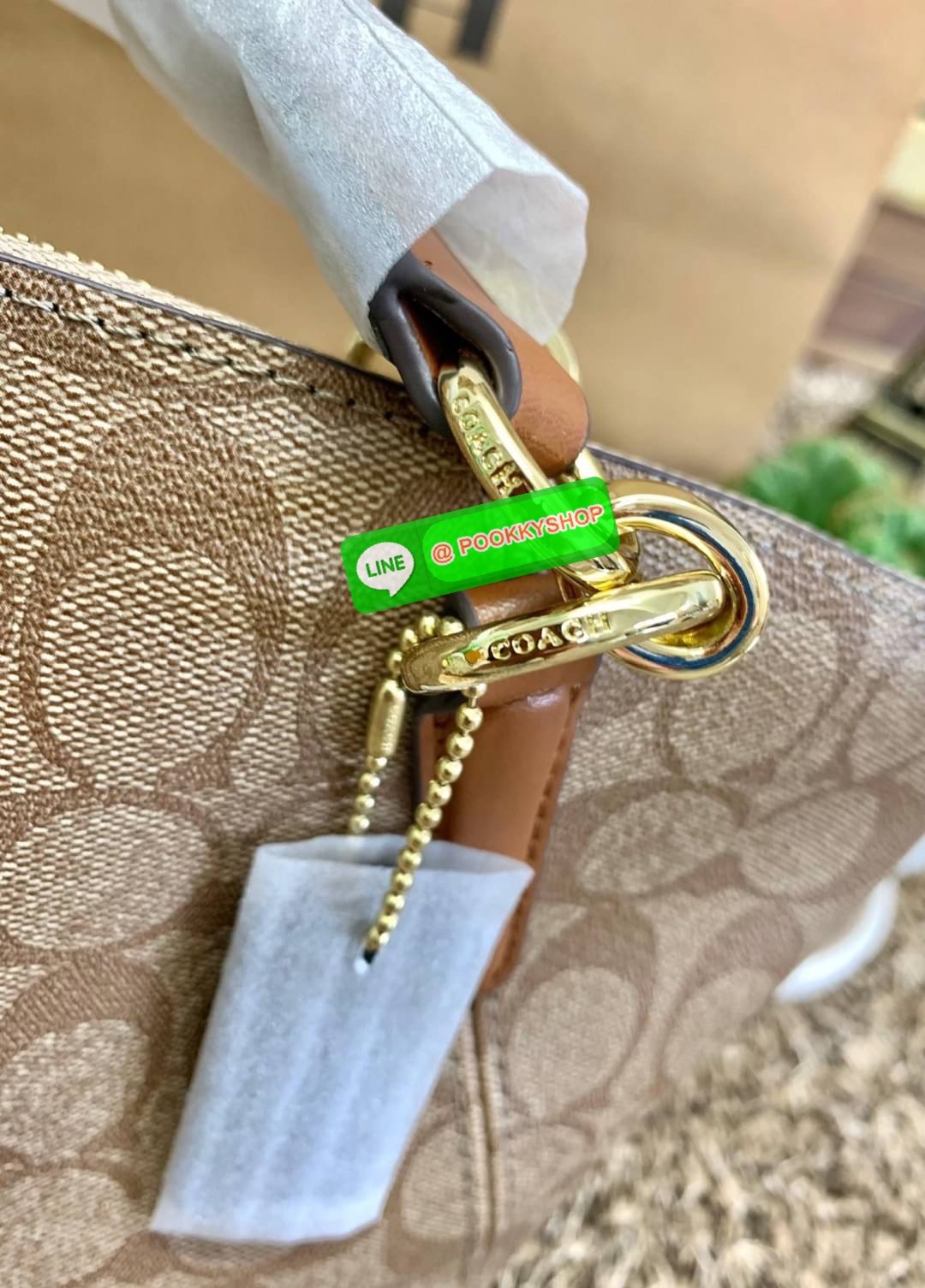 COACH 28989 KELSEY IN SIGNATURE CANVAS SHOULDER BAG กลับมาอีกครั้ง คุณภาพเต็ม100 เหมือนเดิม ไม่หักเลยจ้าา กระเป๋าทรงพัด หิ้วหรือสะพายข้างได้ หนังแท้ลายแคนวาส หนังนิ่มมากๆ สัมผัสแล้วคือใช่เลยจ้าา! เปิด-ปิดกระเป๋าแบบซิป ปากกระเป๋ากว้างหยิบจับสัมภาระง่าย ภาย