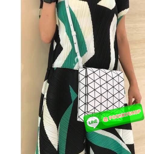 💕Baobao Issey Miyake Off-White Flap Messenger Bag(Large) สำหรับใครที่ต้องการใช้งานแบบเน้นการเคลื่อนไหวที่คล่องตัว แนะนำรุ่นนี้เลยคะ มาพร้อมแผ่นรูปทรงสามเหลี่ยมอันโดดเด่นแฝงไปด้วยความทันสมัยบ่งบอกถึงความเป็นเอกลักษณ์ของแบรนด์ได้เป็นอย่างดี ซึ่งสายส