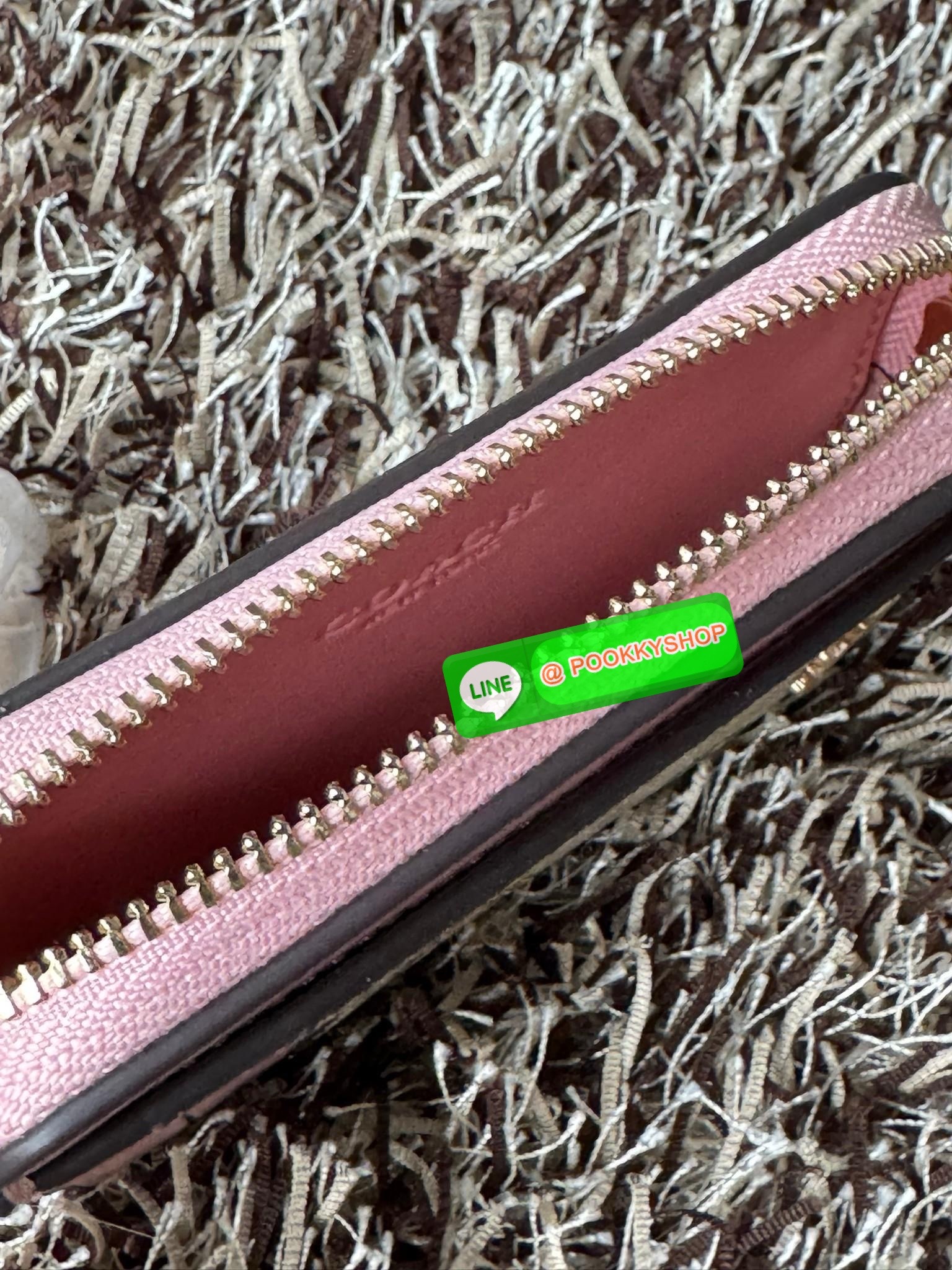 Coach Signature Zip Card Case (C0058) กระเป๋าใบนี้นอกจากช่องใส่บัตรแล้ว ด้านหลังยังมีช่องสำหรับใส่ธนบัตรหรือเหรียญสามารถเปิดปิดได้ด้วยซิป เพิ่มลูกเล่นเป็นสายโซ่คล้องมือ หรือคล้องกับกระเป๋าก็ได้เช่นกัน ขนาดกะทัดรัด พกพาสะดวก การดูแลรักษาง่าย ยังให้ลุคที่ดู