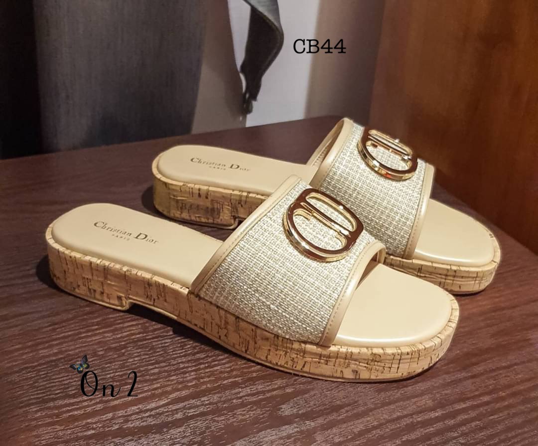 Dior shoes รองเท้าแตะสวมเสริมส้นหนา หน้าประดับอะไหล่ CD พื้นปั้มแบรนด์ทรงสวยใส่สบายพร้อมส่ง2 สี