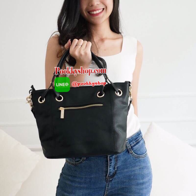 รุ่น Andrea city bag เปิดตัวรุ่นใหม่พร้อมอะไหล่สามแถว สั่งทำพิเศษจากโรงงานเดียวกับแบรนด์ดังระดับโลกเลยค่ะ สุดหรูไม่ลอก มาในทรงสุดสวยเปิดตัวใหม่✔️ มีสายสะพายสองเส้น เส้นแรกคือสายเปีย สะพายแล้วดูน่ารักสุดๆ หรือจะใช้สายสะพายยาวก็คล่องตัว ปากกระเป๋ามีซ
