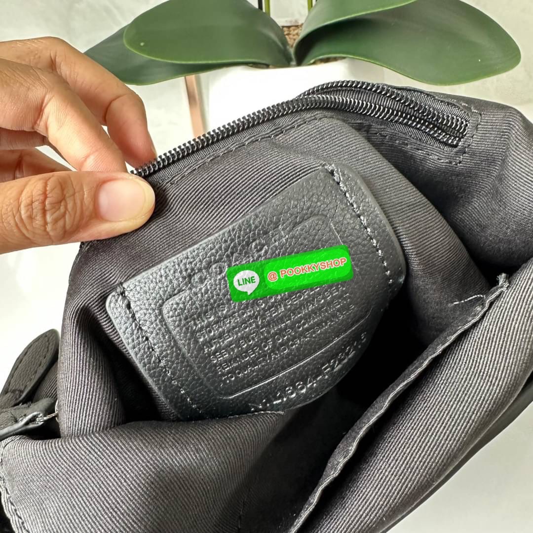 COACH F26068 CHARLES CROSSBODY IN SIGNATURE CANVAS WITH VARSITY STRIPE 🔖กระเป๋าสะพายและคอสบอดี้ โดดเด่นด้วยแทบตัดสีฟ้า 🔖วัสดุ:หนังแคนวาสตัดหนังแท้ 🔖เปิด-ปิดด้วยซิป ภายในมีช่องลับ 2 ช่อง มีช่องซิปแยก 🔖สายสะพายสามารถปรับระดับ