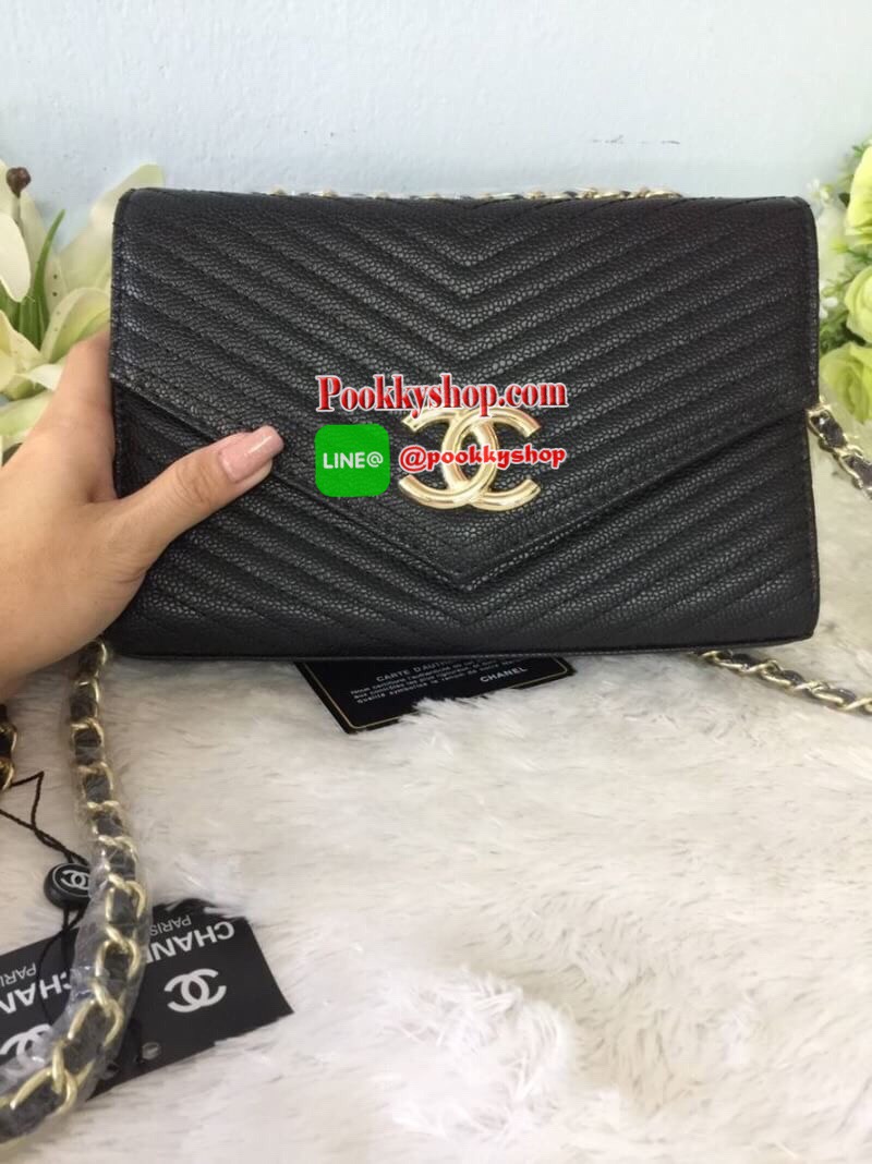Chanel รุ่น Limited edition .. วัสดุหนังคาเวียเนื้อหนานุ่มลายตัวV คุณภาพดีแบบฉบับChanel ขนาดกำลังดี น้ำหนักเบา ด้านหน้ามีโลโก้ อะไหล่ทอง หรู ด้านหลังปั้มรูปโลโก้นูน สวยมากๆ เปิดปิดด้วยฝาปิดกระดุม ด้านในมีช่องใส่บัตรได้หลายใบ และมีช่องชิปใส่ของจุกจิกได้ ตั