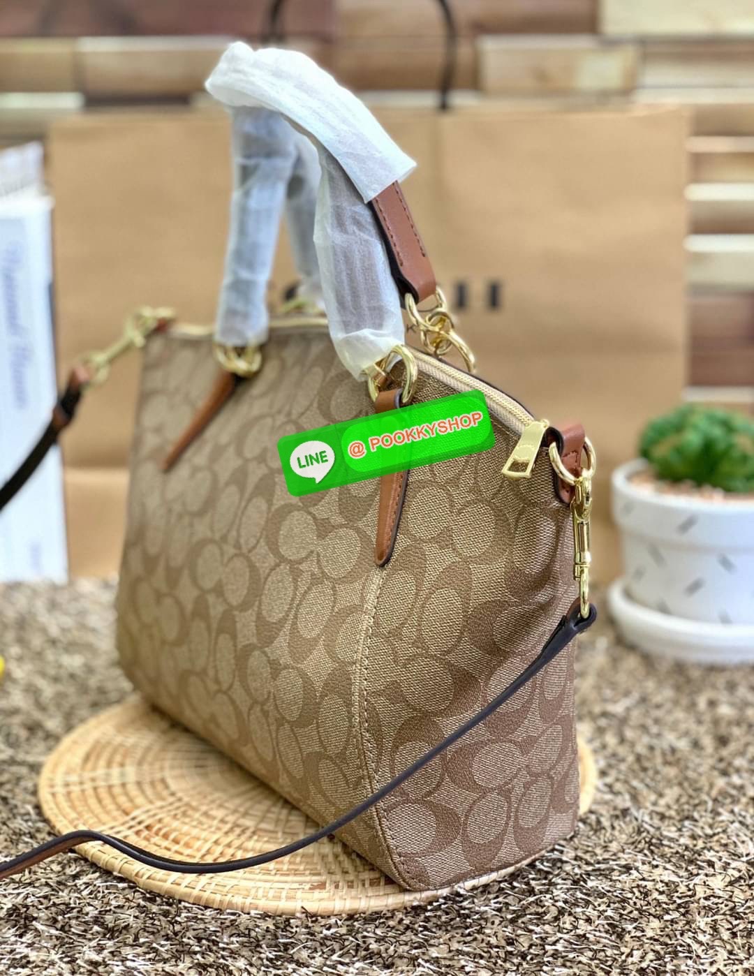 COACH 28989 KELSEY IN SIGNATURE CANVAS SHOULDER BAG กลับมาอีกครั้ง คุณภาพเต็ม100 เหมือนเดิม ไม่หักเลยจ้าา กระเป๋าทรงพัด หิ้วหรือสะพายข้างได้ หนังแท้ลายแคนวาส หนังนิ่มมากๆ สัมผัสแล้วคือใช่เลยจ้าา! เปิด-ปิดกระเป๋าแบบซิป ปากกระเป๋ากว้างหยิบจับสัมภาระง่าย ภาย