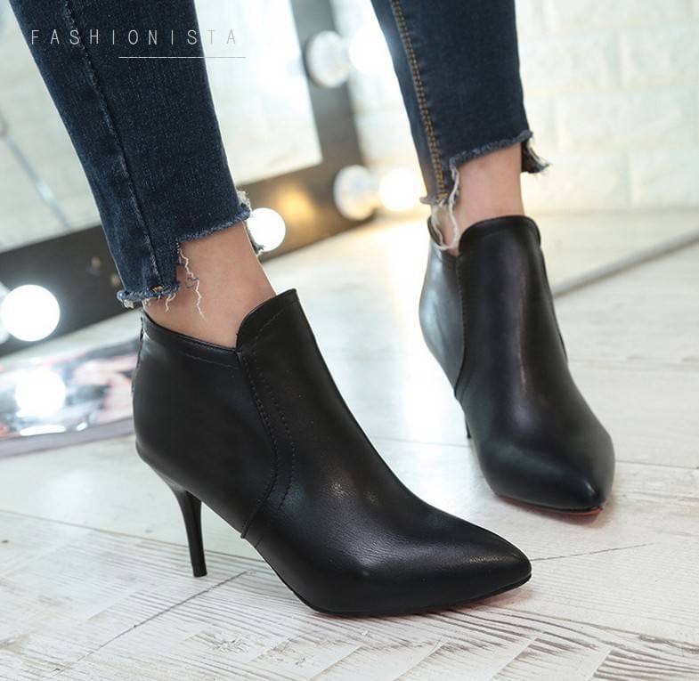 NEW ITEM สินค้ามาใหม่พร้อมส่งค่ะ แซ่บ สวย เผ็ด ฮ็อตพริกยกสวนนน งานสวยมากเว่อร์!! รองเท้าคัชชูกึ่งบู้ท วัสดุหนัง pu เนื้อหนาขึ้นทรงคุณภาพดี ทรงซิปหลัง ส้นสูง 8 c.m. ด้านหน้าแต่งหยักเพิ่มความเก๋ สามารถใส่แมชเสื้อผ้าได้หลายสไตล์มากๆค่ะ งานสวยตรงปกถ่ายจากสินค