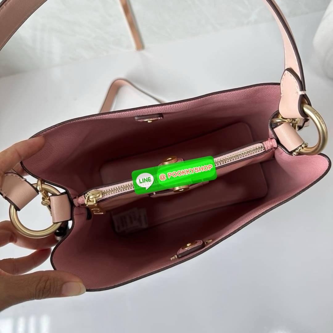 COACH TOWN BUCKET BAG IN SIGNATURE CANVAS (COACH 91512) 🔖 กระเป๋าสะพาย/ถือบัคเกต รุ่นคลาสสิคตลอดกาลไม่เอ้าท์ 🔖วัสดุ: แคนวาส ตัดหนังแท้ 🔖เปิด-ปิด กระเป๋าด้วยกระดุมแม่เหล็ก ภายในช่องโล่ง มีช่องซิปแบ่งตรงกลาง แยกเก็บของได้อย่างเป็นสัด