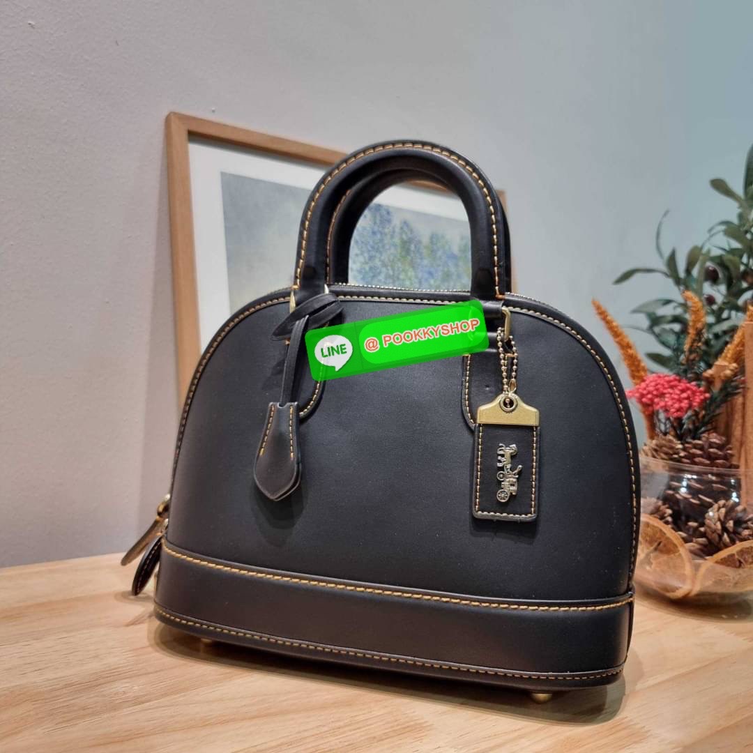 COACH CC411 REVEL BAG ใหม่ล่าสุด พร้อมสวยก่อนใคร กับกระเป๋าทรงโดมรุ่นใหม่ ที่สาวๆอดใจไม่ไหวแน่นอน สวยครบเครื่อง เกินต้านที่สุด รูปทรงคลาสสิค วัสดุหนังแท้เต็มใบ มือจับในตัว เลิศๆกับกุญแจที่ล็อคกันขโมยได้ เปิด-ปิดด้วยซิป ภายในโล่งกว้าง มีสายสะพายครอสบอดี้มา