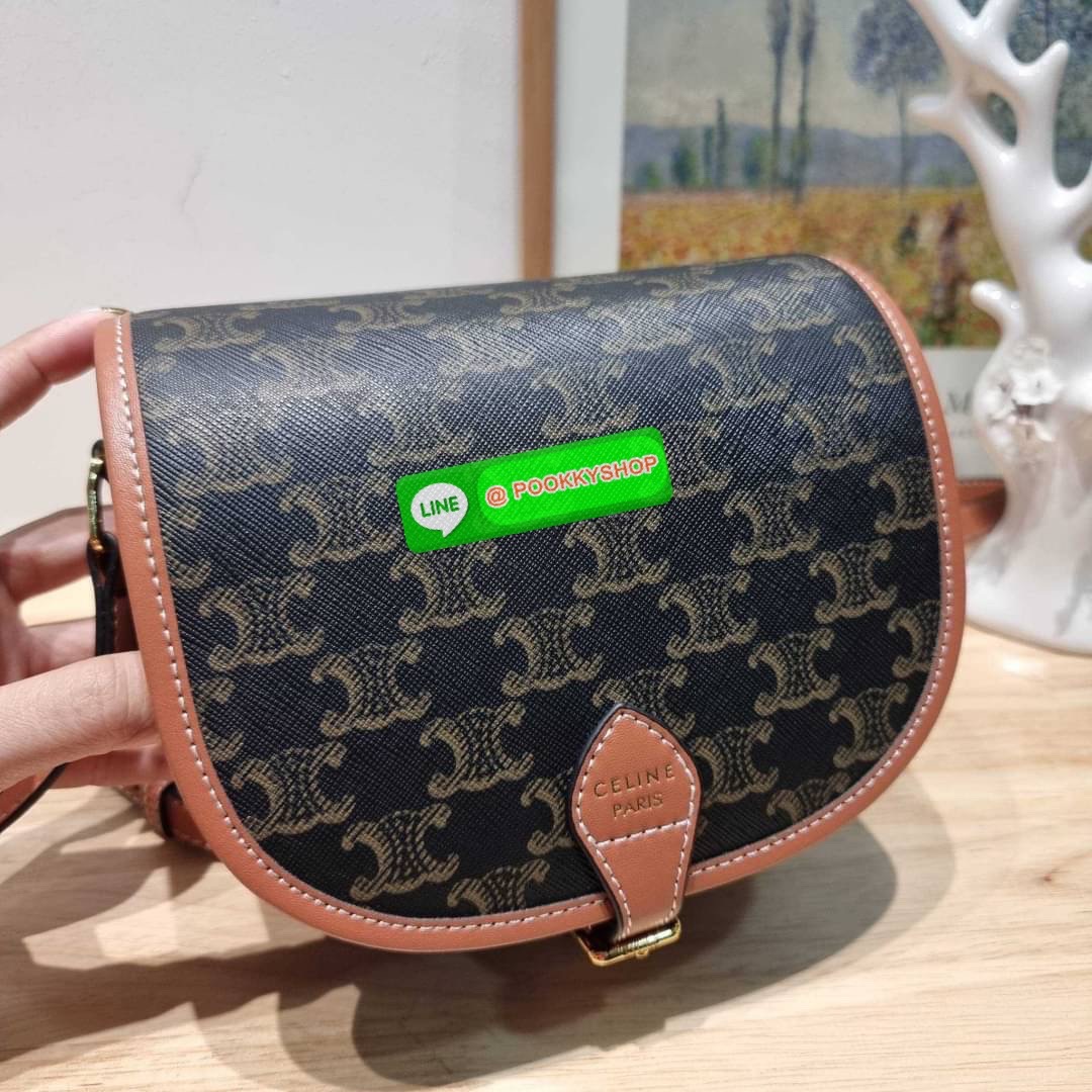 🔆 Model CELINE FOLCO SHOULDER BAG IN TRIOMPHE CANVAS 🔆 Details รุ่นยอดฮิต ขายดีไม่มีตก กับกระเป๋าสะพายข้าง ทรงสวยโดดเด่นเป็นเอกลักษณ์ ดีไซน์โค้งมนสวยงาม เปิด-ปิดกระเป๋าด้วยสายหนัง สายสะพายในตัว ปรับได้ ภายใรเป็นช่องโล่ง แบ่งสัดส่วนไว้อย่าง