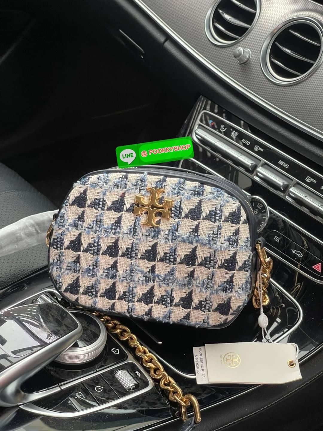 Tory burch kira chevron tweed small camera bag สาว ๆ ลุคคุณหนูไม่ควรพลาด Collection นี้เลยนะคะ เพราะ Kira Chevron เป็นรุ่นที่ตอบโจทย์และครองใจสาว ๆ ได้อย่างแท้จริง ลวดลายบนกระเป๋าแบบกราฟฟิคมีเท็กเจอร์ ทำให้กระเป๋าดูมีราคามากยิ่งขึ้น มาพร้อมกับโลโก้ Double