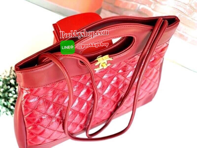Chanel TOTE BEAUTY ถือ/สะพายไหล่ วัสดุหนังแกะสัมผัสนิ่มมือ สังเคราะห์คุณภาพดีทนทาน เปิด-ปิดด้วยซิปและตัวล็อก อะไหล่หรู ภายในมีช่องใส่ของจุกจิก และซิปอีก1 ช่อง สายสะพายไหล่สบาย จุของได้เยอะ น้ำหนังเบา ซื้อใช้เองหรือฝากเป็นของขวัญก็สุดคุ้มค่ะ สวยมากงานดีสุด