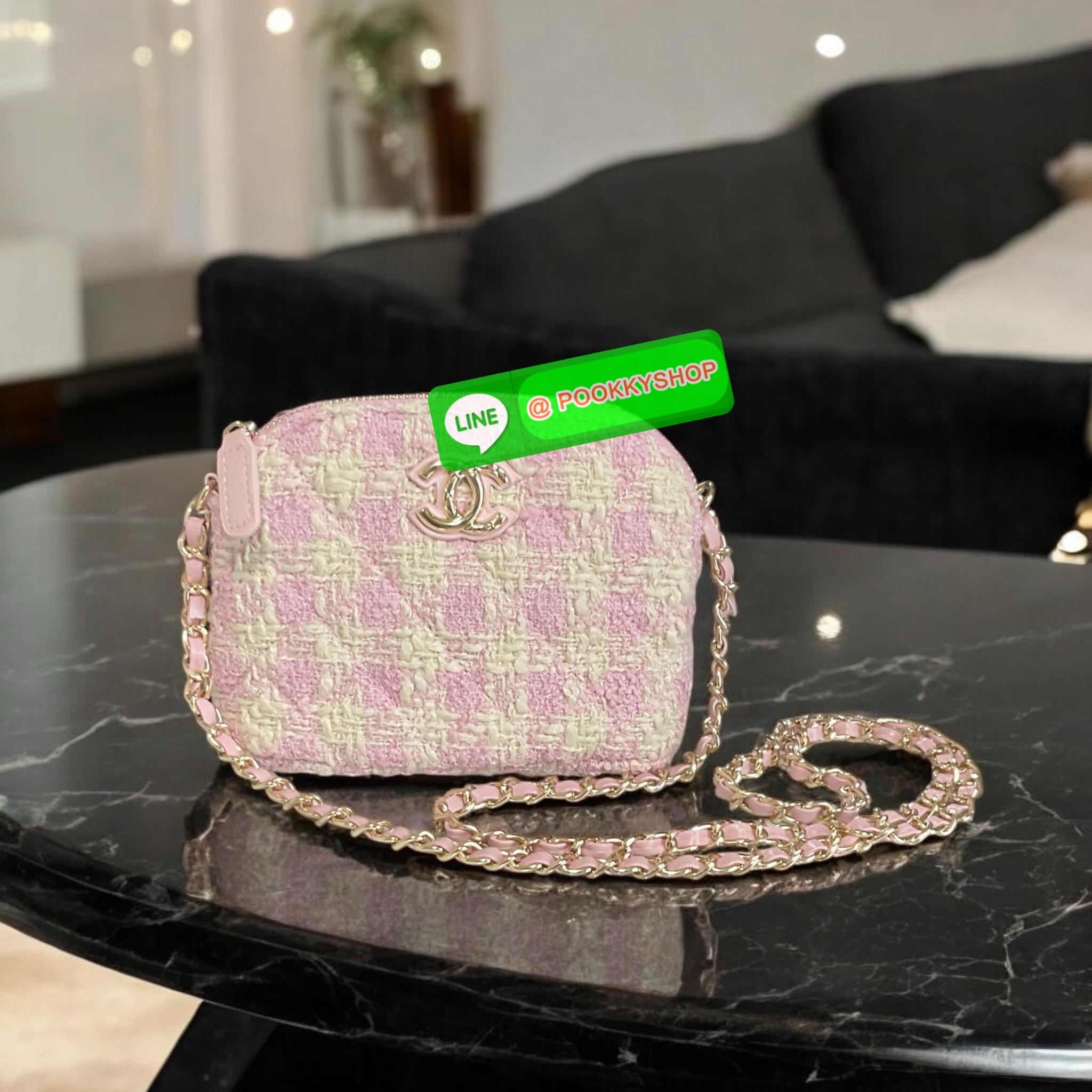 พร้อมส่งรุ่นใหม่! สายหวานมาแล้วกับกระเป๋าสะพายครอสบอดี้ CHANEL TWEET CROSSBODY WITH CHAIN BAG สินค้าสมนาคุณ ผ้าทวีตเต็มใบ ทรงสวยหรู ด้านหน้ามีโลโก้แบรนด์ CC สีทองหรู เปิดปิดด้วยซิป ด้านในใส่มือถือได้ทุกรุ่น ลิปสติก แบงค์พับ พร้อมช่องใส่บัตรหยิบได้สะดวก มา