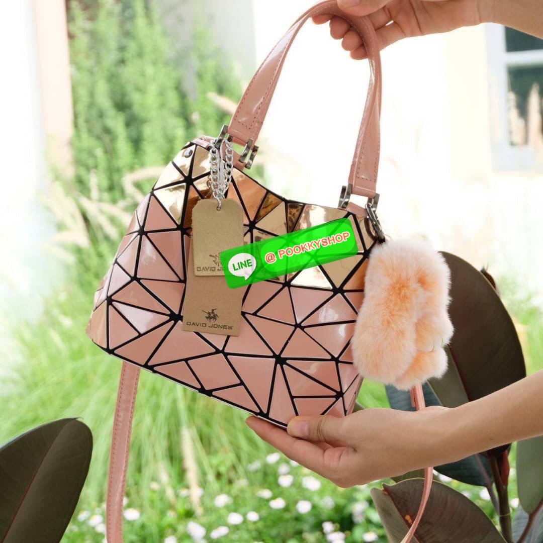 กระเป๋า ทรง Tote ตัวกระเป๋าเย็บติด ด้วยแผ่นอคิลิค สุดหรู ดีไซน์เกร๋ จุดเด่นที่ น้ำหนักเบา สามารถ ถือ หรือ สะพายไหล่ได้คะ ใบใหญุจุของคุ้ม แต่น้ำหนักเบาคะ มีใบเดียวจบ ควรมีติดตู้คะแนะนำเลย