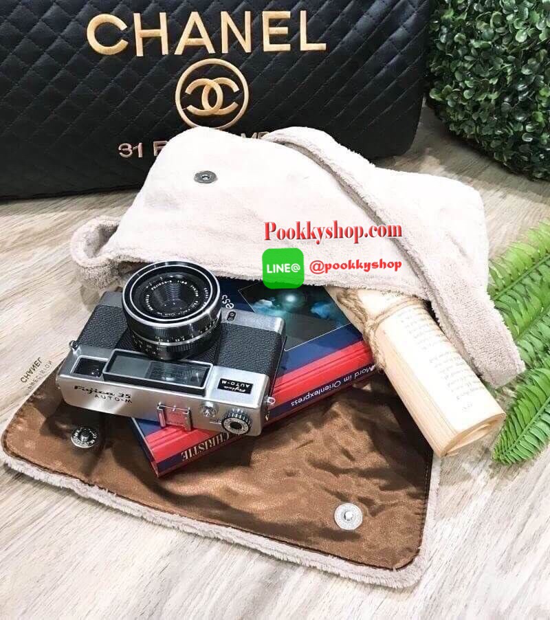 MUST HAVE! Chanel Beaute Crossbody Bag กระเป๋าถือหรือสะพายพรีเมี่ยมของเเท้จาก Chanel Cosmetic Counter VIP Gift รุ่นแนะนำวัสดุขนวูฟสีดำหนานุ่มตัดโลโก้แบรนด์หนังแก้วสวยโดดเด่น น้ำหนักเบา เปิดปิดด้วยฝาปิดกระดุมแม่เหล็ก ใบใหญ่กำลังดีใส่ ipad กระเป๋าสตางค์ใบยา