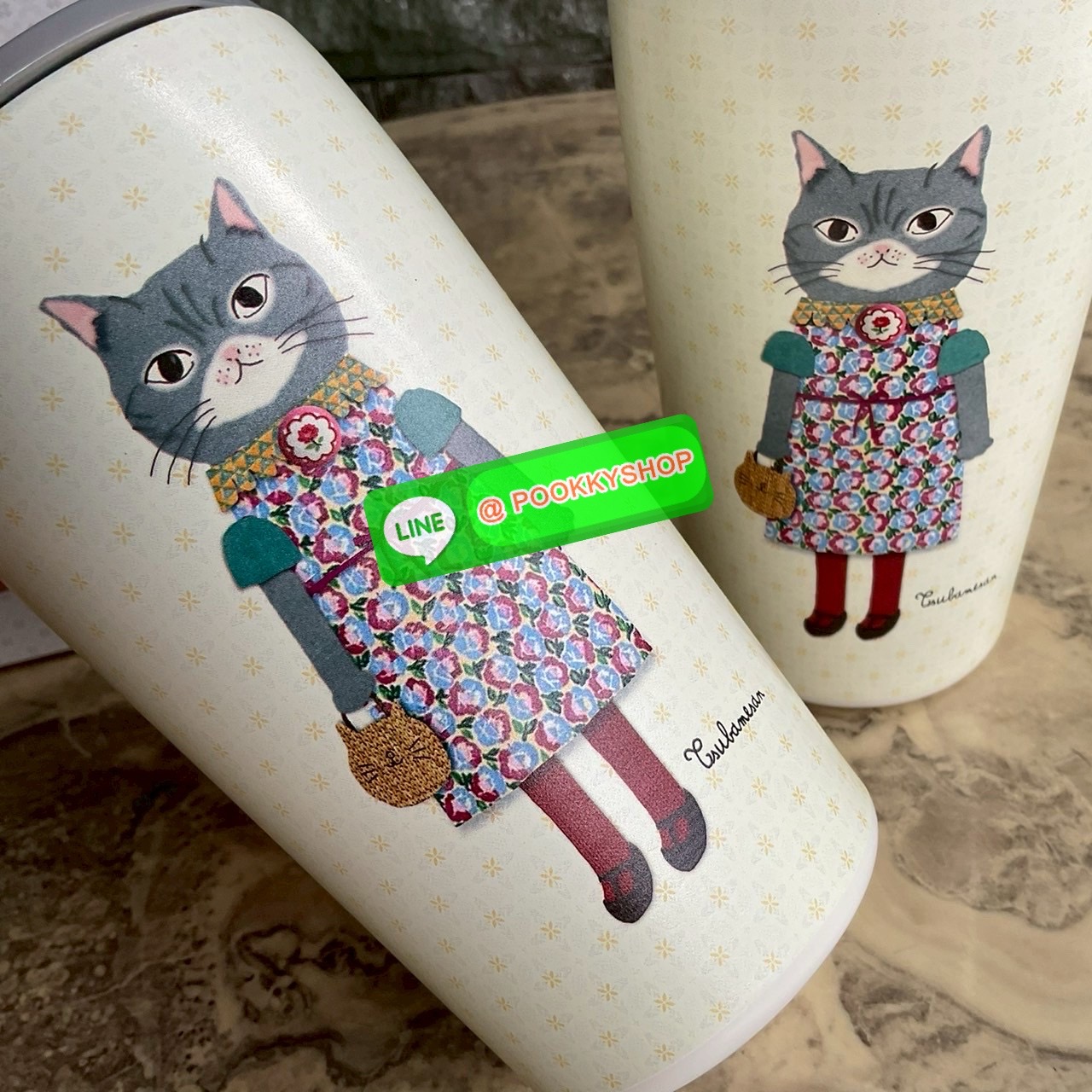 kusuguru Japan Stainless Tumbler Cup แก้วน้ำสแตนเลส ปริมาณสุทธิ 400 ml มาพร้อมกับลายแมวญี่ปุ่นน่ารักๆ แก้วพิมพ์ลาย แมว 2 ด้าน ด้านหน้า และ ด้านหลังแก้วค่ะ เก็บความร้อนเย็นได้ยาวนาน 12 ชม. มีฉนวนกันร้อน/เย็น โครงสร้างคู่สูญญากาศ มีฝาปิด แถบเลื่อนป้องกันน้ำ