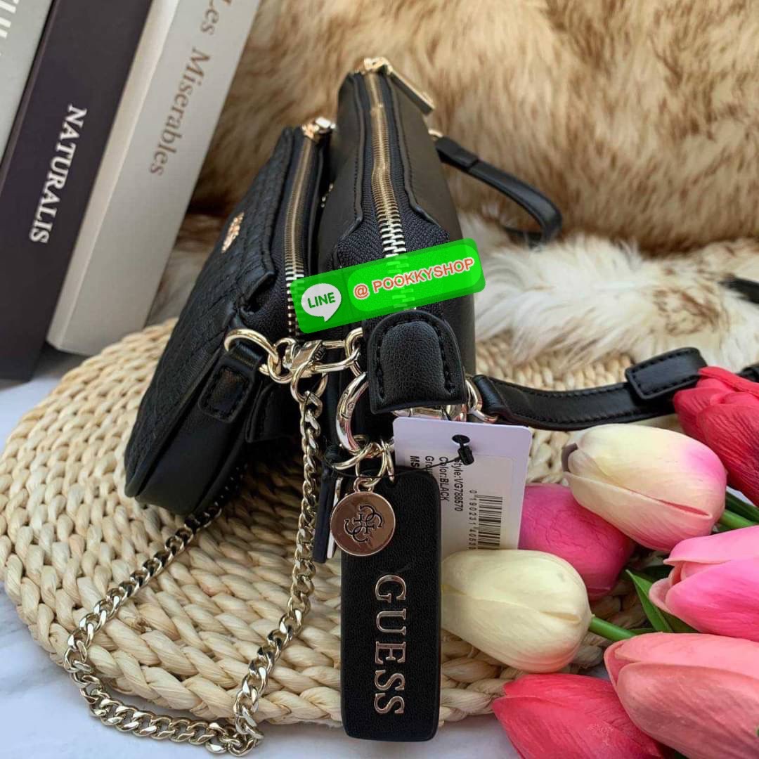 Guess ซื้อ 1 ได้ถึง 2 วัสดุหนัง PU เนื้อนิ่ม มาพร้อมสายสะพาย 2 เส้น สายโซ่สั่นสำหรับสะพายคล้องไหล่ และสายหนังยาวสะพายคลอสบอดี้สามารถปรับระดับได้ สวยได้หลายลุค คุ้มสุดๆจ้า