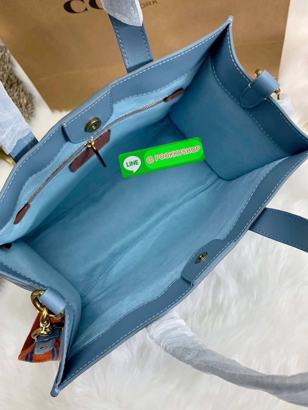 COACH TOTE FIELD JACQUARD BAG ((C3282)) กระเป๋าหิ้ว//สะพายข้าง JacquardลายC+หนังแท้ สวยงามลงตัวมากๆค่ะ ปากกระเป๋าเปิดปิดแบบกระดุมแม่เหล็ก ภายในกว้าง สาวๆที่สัมภาระเยอะบอกเลยเหมาะมากค่ะ