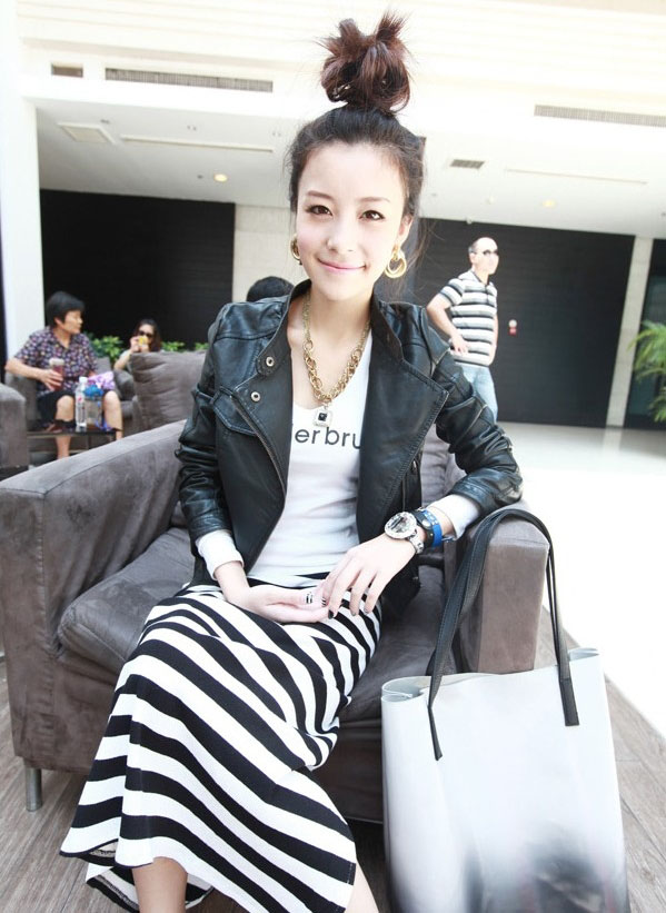 เสื้อผ้าแฟชั่นนำเข้า : เสื้อแจ็คเก็ต เสื้อหนังแฟชั่น พร้อมส่ง สีดำ ดีเทลด้วยคอปกโฉบเฉี่ยว แขนยาวแต่งซิปรูดปลายแขนเก๋ สุดเท่ห์