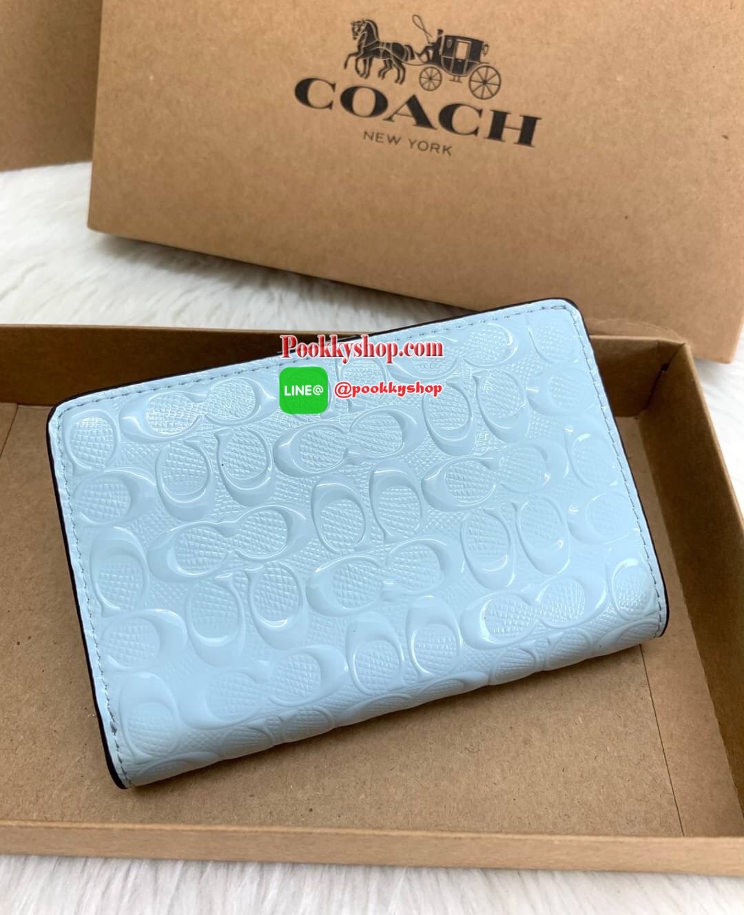 COACH 25937 WALLET กระเป๋าเงินใบกลาง หนังแก้ว แวว เช็ดทำความสะอาดง่าย ลาย Cนูนทั้งใบ สวยงามมากค่ะ