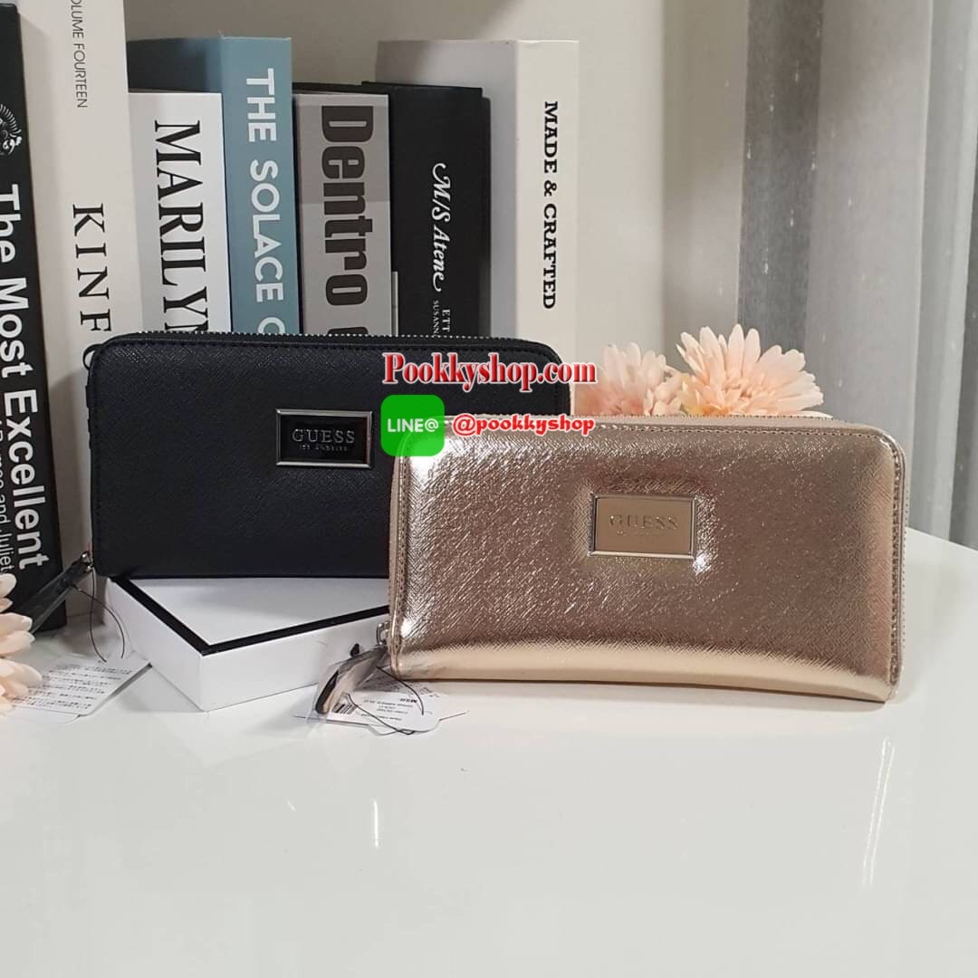 GUESS WOMEN'S WALLET กระเป๋าตังค์แบบซิปรอบ หนังลาย SAFFIANO ประดับโลโก้แบรนด์ด้านบน ด้านในมีซิปกลาง ไว้ใส่เหรียญ มีช่องใส่บัตรหลายช่อง ช่องใส่ธนบัตรมี2ช่องใหญ่ น้ำหนักเบา อุปกรณ์ครบ ห้ามพลาดค่า!
