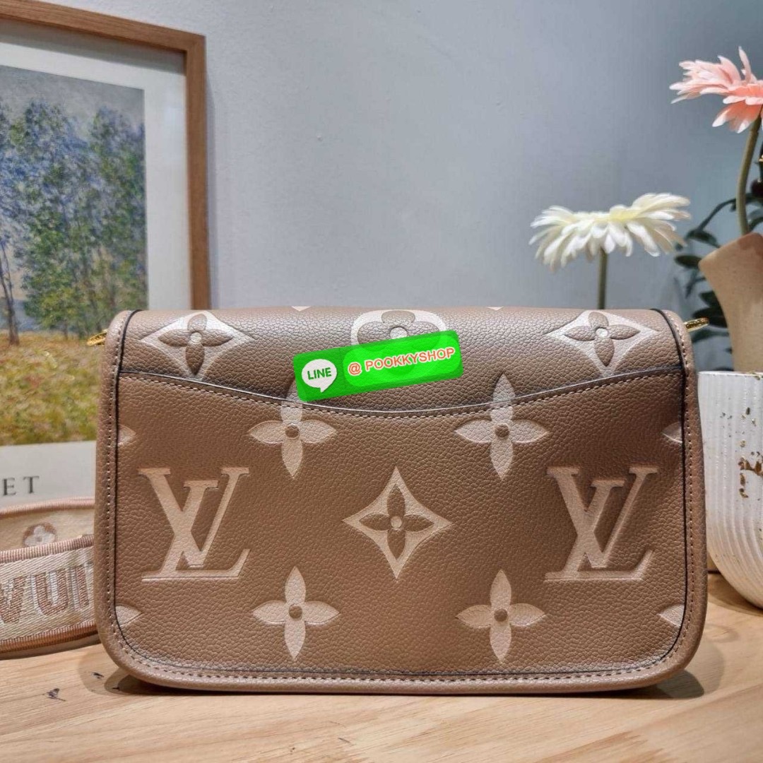 LV diane monogram empreinte bag 🔆 Details กระเป๋ามัลติฟังก์ชั่นสุดคุ้มจากเคาน์เตอร์ dutyfree ที่ดีไซน์ออกมาได้น่ารักน่าใช้มากๆ มีสายมาให้ถึง 2 แบบ สายหนังคล้องไหล่ได้ ปรับสะพายข้างได้ และสายสปอร์ตครอสบอดี้ได้ สวยลูกคุณหนูมากๆ ปรับเปลี่ยนใช้ตามลุคแ