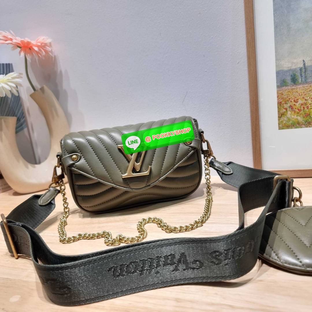 🔆 Model LV new wave pochette multi bag 🔆 Details กระเป๋าสะพายมัลติฟังก์ชั่น พรีเมี่ยมกิ๊ฟสุดหรู คุ้มจาก dutyfree มาพร้อม box set รับรองว่าดีงาม ลูกเล่นคลาสสิคผสานความวินเทจ มีสายสะพายให้ 2 เส้น และกระเป๋าใบลูก เล็กน่ารัก ภายในเป็นช่องโล่ง