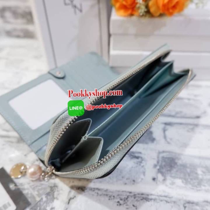 Lyn กระเป๋าสตางค์ใบยาว ด้านหน้าปั๊มโลโก้แบรนด์ แต่งโลหะทอง ด้านในมีช่องใส่บัตรเยอะมาก และมีช่องซิบ ตัวจับซิบแต่งไข่มุกเม็ดโตๆห้อยป้ายโลหะปั๊มโลโก้แบรนด์ด้วยสวยมากเกินหน้ามากค้าาา