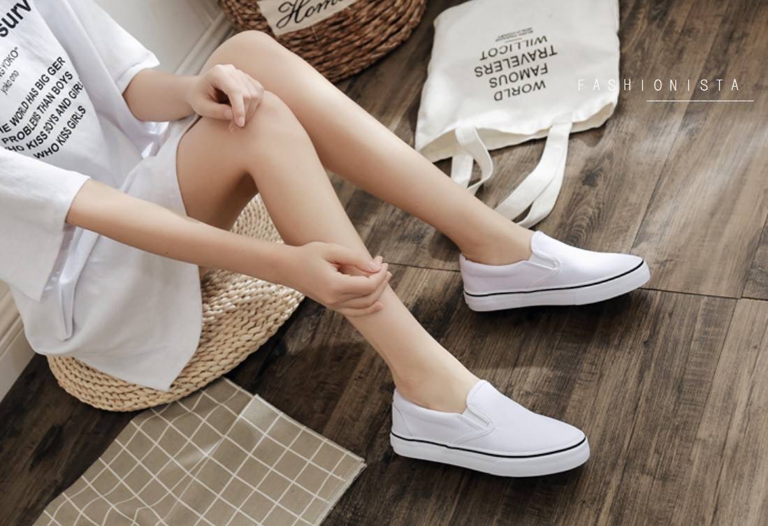 สลิปออนแบบมาใหม่ ใส่สบาย คล่องตัว พร้อมส่งค่ะ รองเท้าแฟชั่นชิคๆ ทรงเบสิค ฮิตตลอดกาล วัสดุผ้าแคนวาสเนื้อหนานุ่ม กระชับเท้า แต่งขอบยางยืดด้านข้าง เน้นความสบายในการสวมใส่ พื้น 1นิ้ว ใส่ง่ายเดินไม่เมื่อย ดีไซน์เรียบง่ายใส่แมชเสื้อผ้าได้ทุกแนวจ้าา มีไว้ได้ใช้แ