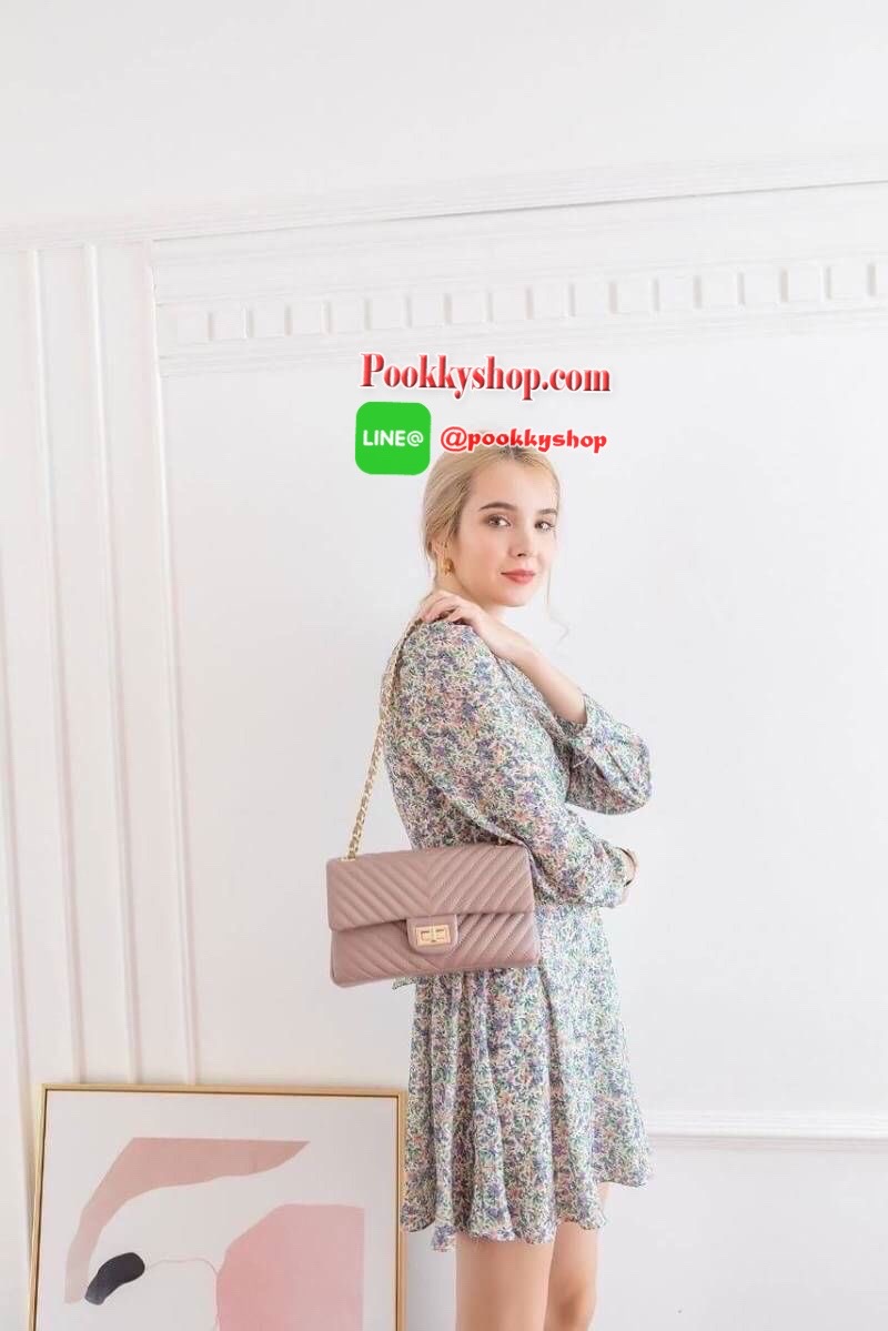 มาเพิ่มละค่า งาน Best Seller พร้อมสีใหม่สวยๆ มาให้เลือกเพิ่มอีก 2 สี !! KEEP รุ่น shoulder chevron chain handbag สวย หรู มากๆ เลยน๊า กระเป๋าอยู่ทรง หนังตัวใหม่ Microfiber สวย ทนกว่าเดิม ตัวกระเป๋าเย็บประณีต สายโซ่ปรับ สั้น ยาวได้คะ ภายในสีแดง มีช่องใส่ของ